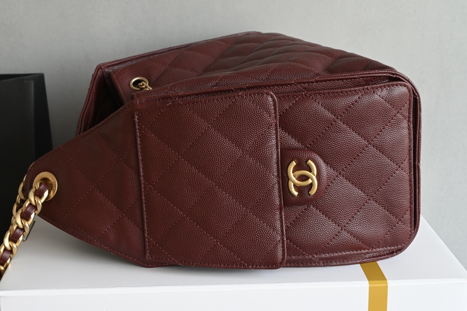 白金版▪️正品级 包装如图全新到货🆕𝗖𝗵𝗮𝗻𝗲𝟭 𝟮𝟓𝐀新色𝟐𝟓𝐁𝐚𝐠嬉皮购物包小号 酒红色专柜售价𝟦𝟩