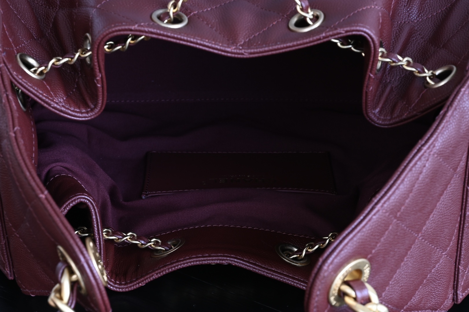 白金版▪️正品级 包装如图全新到货🆕𝗖𝗵𝗮𝗻𝗲𝟭 𝟮𝟓𝐀新色𝟐𝟓𝐁𝐚𝐠嬉皮购物包小号 酒红色专柜售价𝟦𝟩