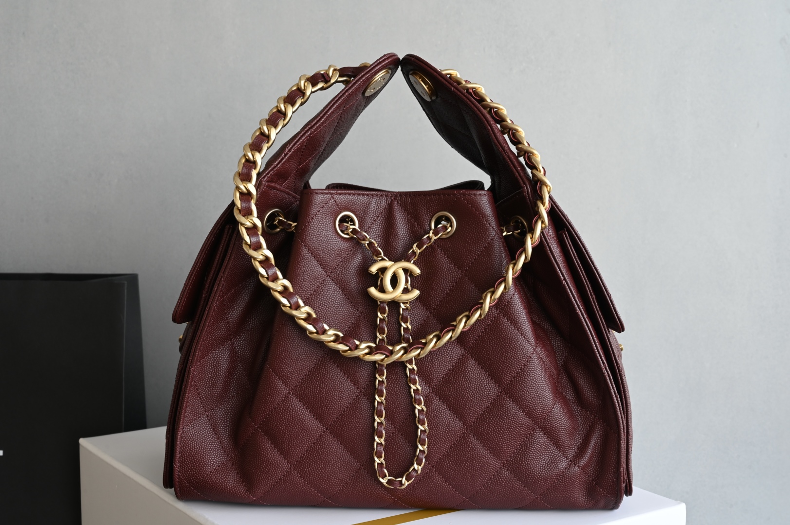 白金版▪️正品级 包装如图全新到货🆕𝗖𝗵𝗮𝗻𝗲𝟭 𝟮𝟓𝐀新色𝟐𝟓𝐁𝐚𝐠嬉皮购物包小号 酒红色专柜售价𝟦𝟩