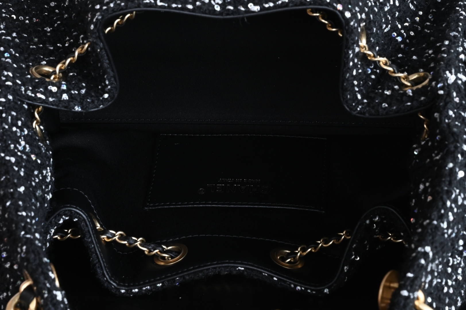 白金版▪️正品级 包装如图全新到货🆕𝗖𝗵𝗮𝗻𝗲𝟭 𝟮𝟱𝗕𝗮𝗴嬉皮𝗁𝗈𝖻𝗈小号 黑色珠片毛呢专柜售价𝟦𝟥𝟢