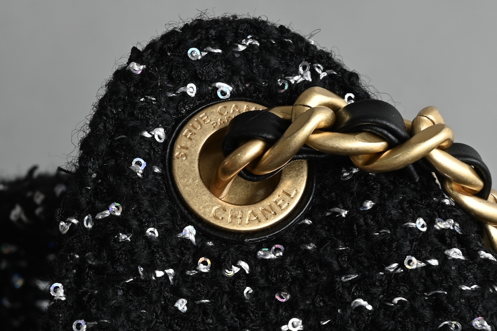 白金版▪️正品级 包装如图全新到货🆕𝗖𝗵𝗮𝗻𝗲𝟭 𝟮𝟱𝗕𝗮𝗴嬉皮𝗁𝗈𝖻𝗈小号 黑色珠片毛呢专柜售价𝟦𝟥𝟢