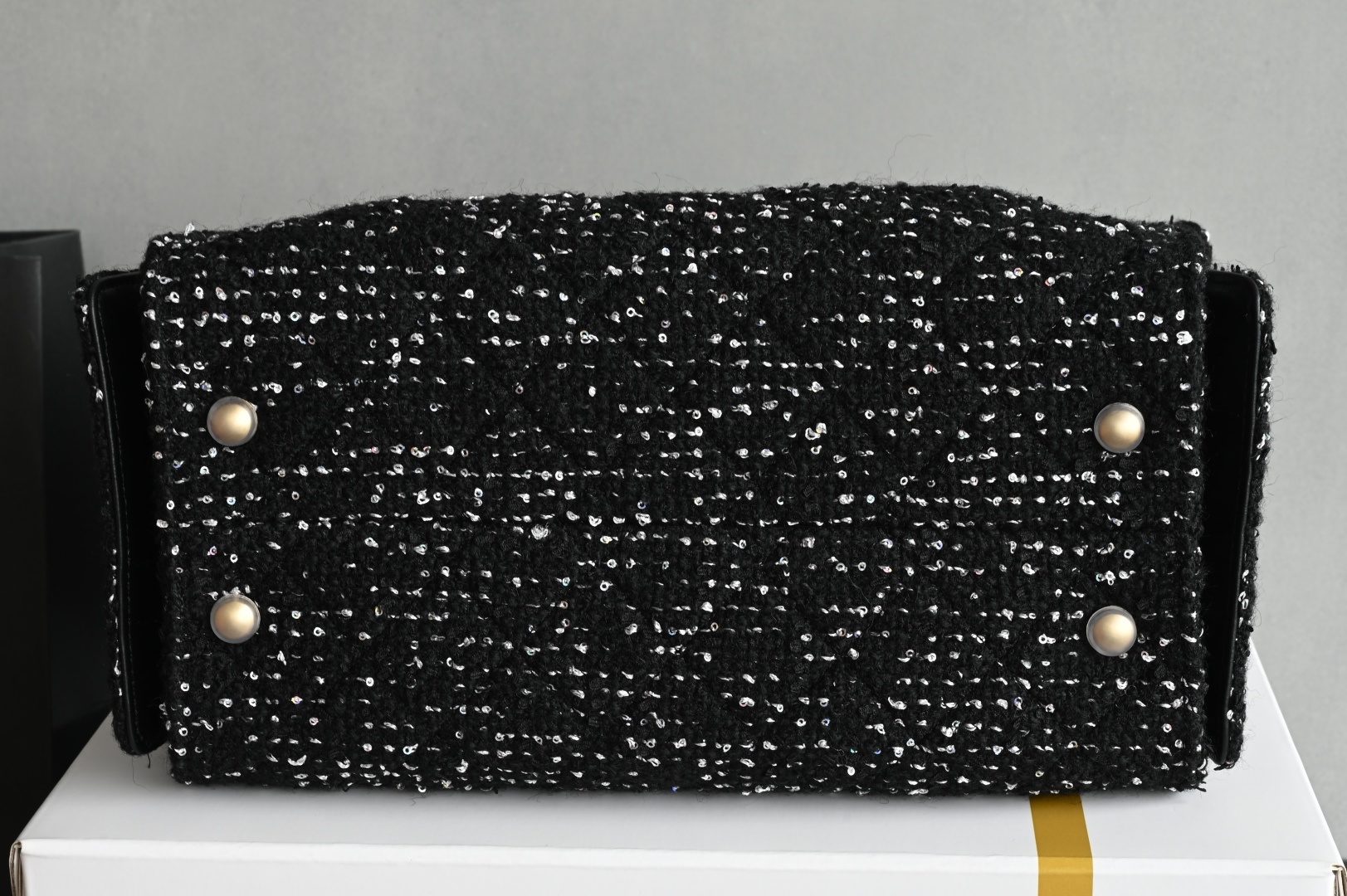 白金版▪️正品级 包装如图全新到货🆕𝗖𝗵𝗮𝗻𝗲𝟭 𝟮𝟱𝗕𝗮𝗴嬉皮𝗁𝗈𝖻𝗈小号 黑色珠片毛呢专柜售价𝟦𝟥𝟢