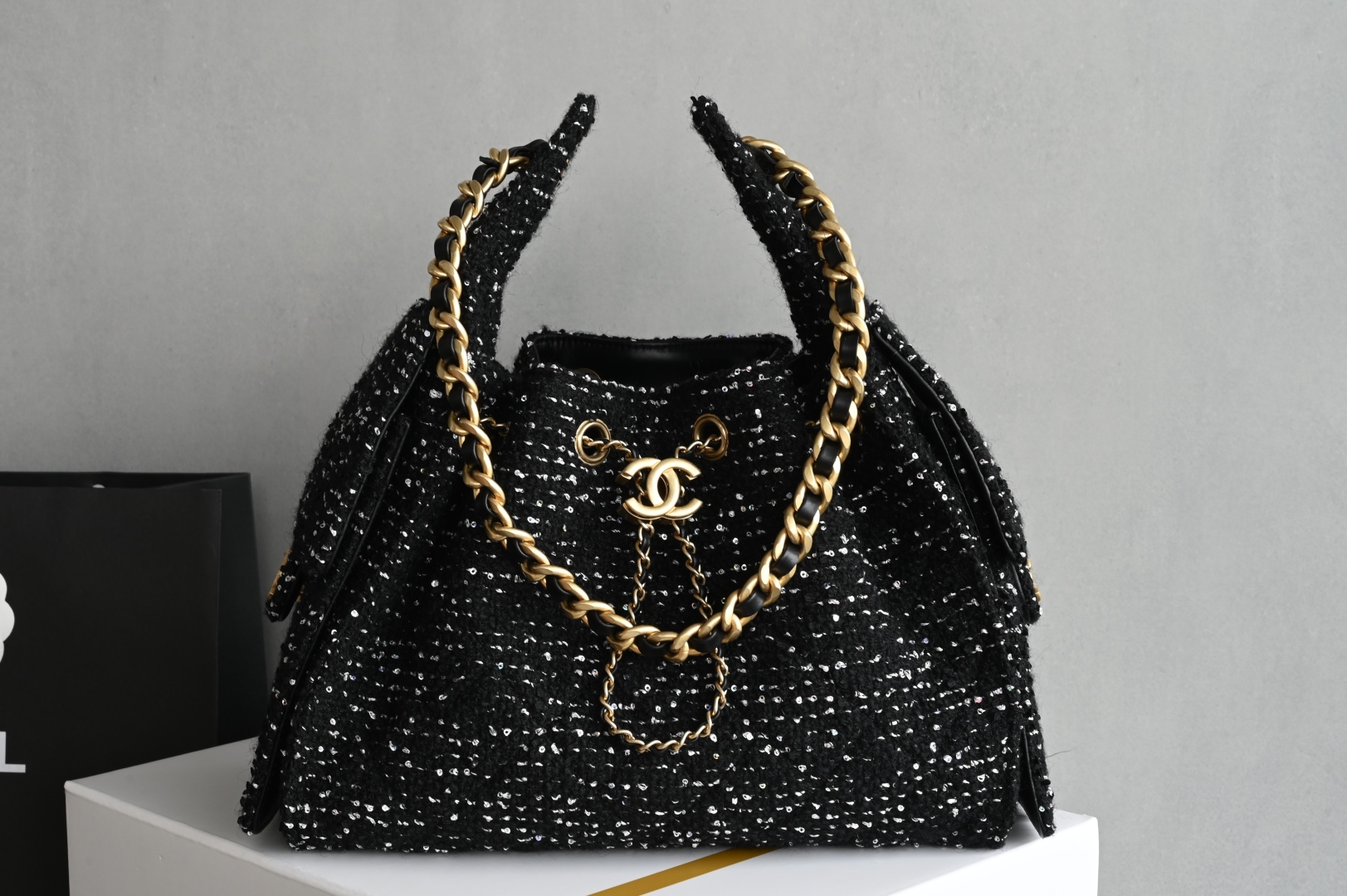 白金版▪️正品级 包装如图全新到货🆕𝗖𝗵𝗮𝗻𝗲𝟭 𝟮𝟱𝗕𝗮𝗴嬉皮𝗁𝗈𝖻𝗈小号 黑色珠片毛呢专柜售价𝟦𝟥𝟢