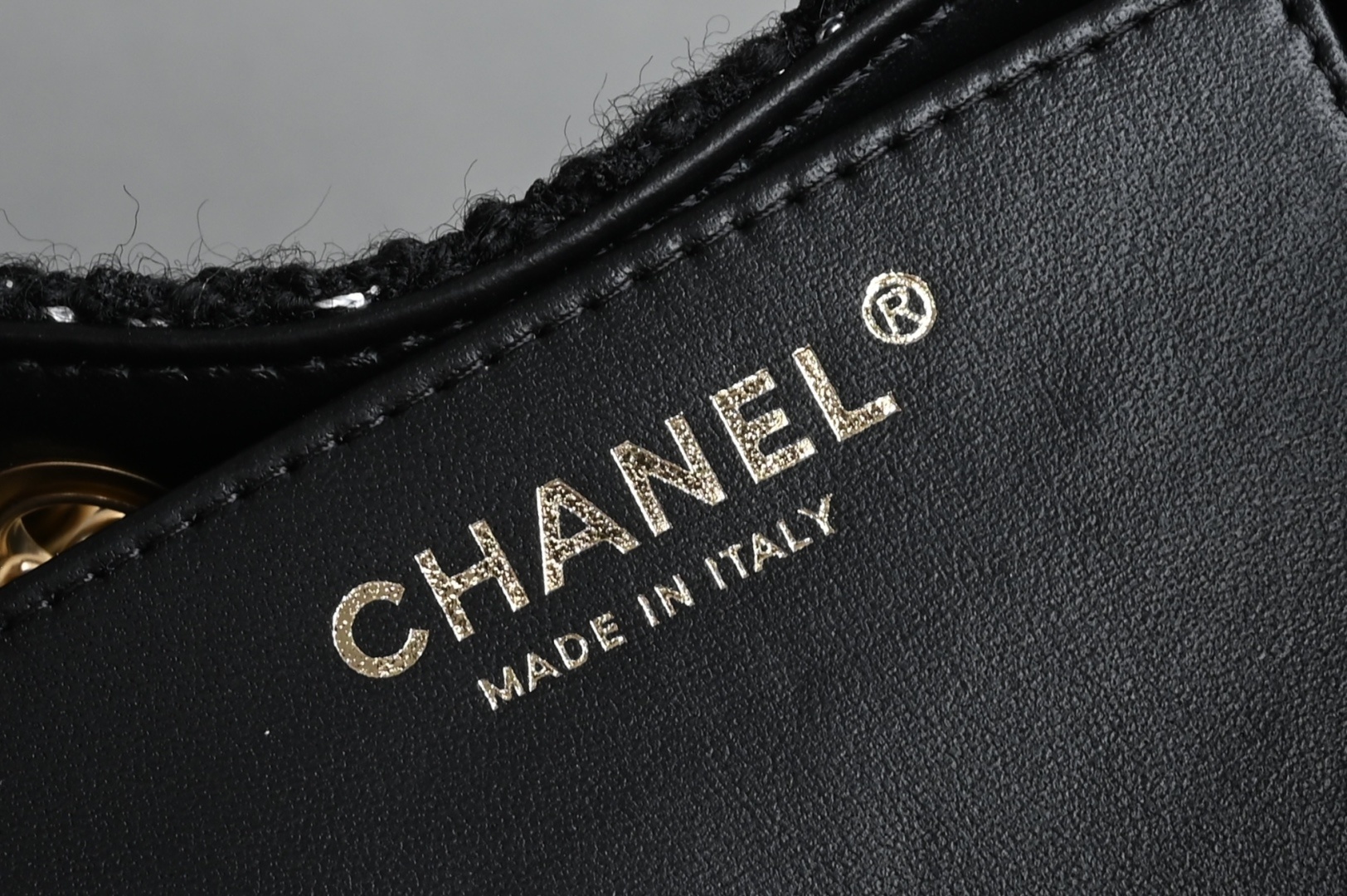 白金版▪️正品级 包装如图全新到货🆕𝗖𝗵𝗮𝗻𝗲𝟭 𝟮𝟱𝗕𝗮𝗴嬉皮𝗁𝗈𝖻𝗈小号 黑色珠片毛呢专柜售价𝟦𝟥𝟢