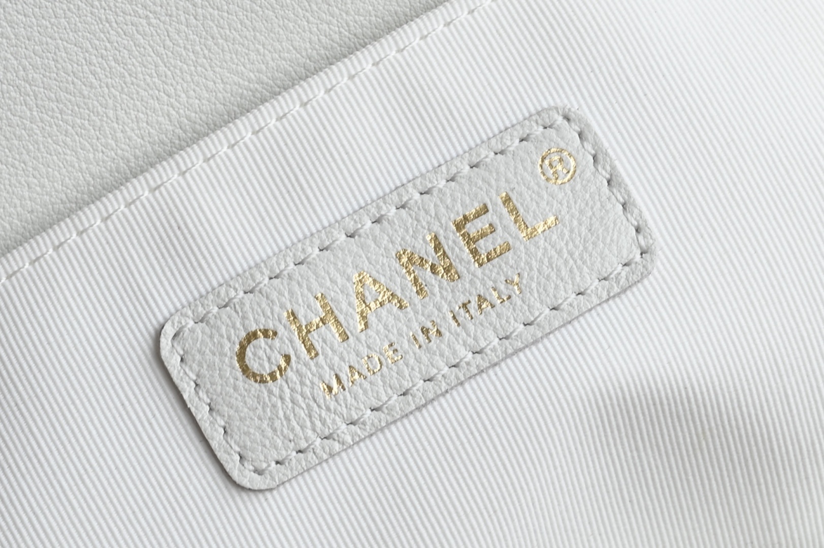 白金版▪️正品级 包装如图𝗖𝗵𝗮𝗻𝗲𝟭 𝟐𝟒𝐀全新升级版双口袋胎牛皮复古背包 白色中号专柜售价49800