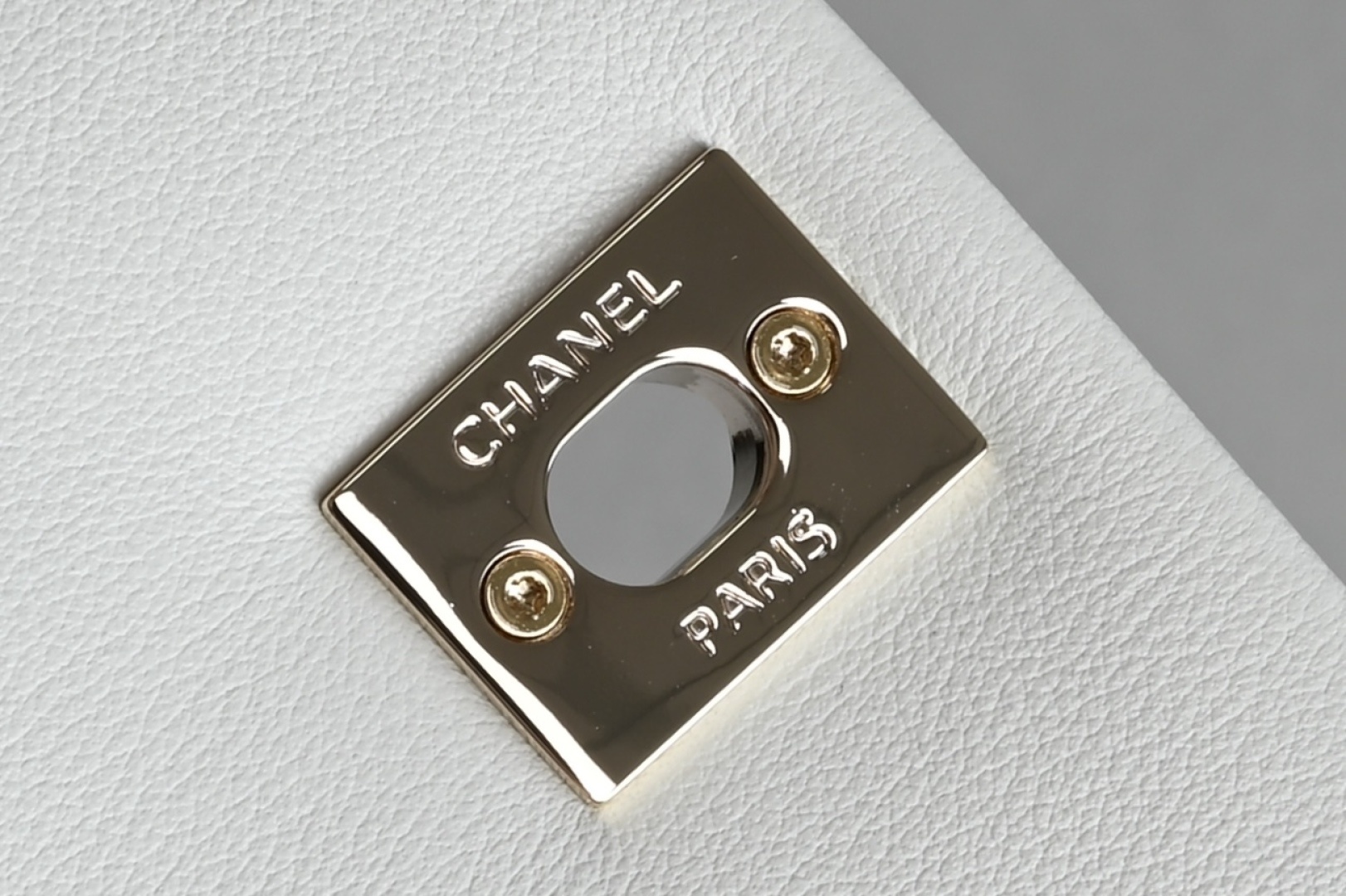 白金版▪️正品级 包装如图𝗖𝗵𝗮𝗻𝗲𝟭 𝟐𝟒𝐀全新升级版双口袋胎牛皮复古背包 白色中号专柜售价49800