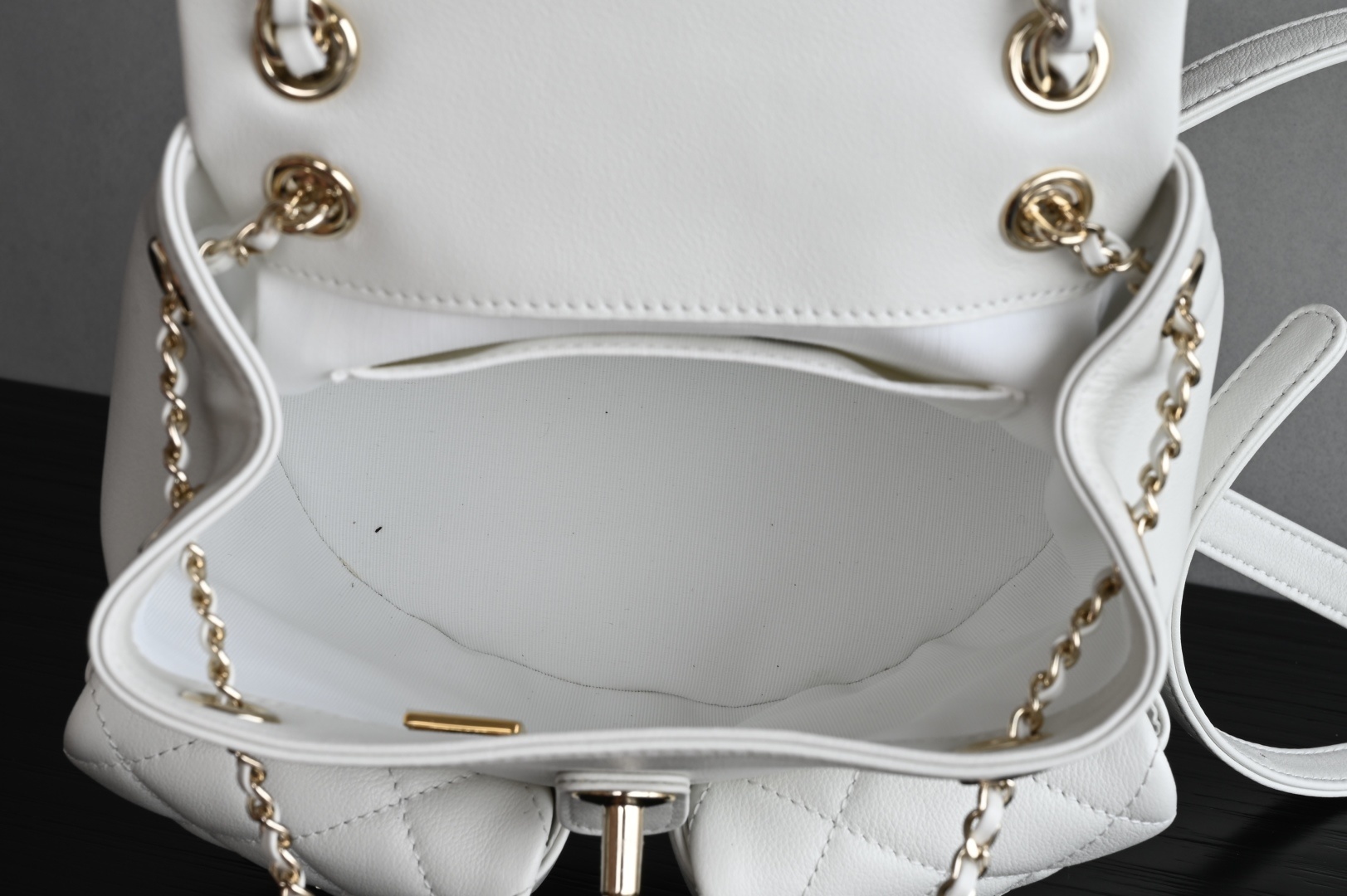 白金版▪️正品级 包装如图𝗖𝗵𝗮𝗻𝗲𝟭 𝟐𝟒𝐀全新升级版双口袋胎牛皮复古背包 白色中号专柜售价49800