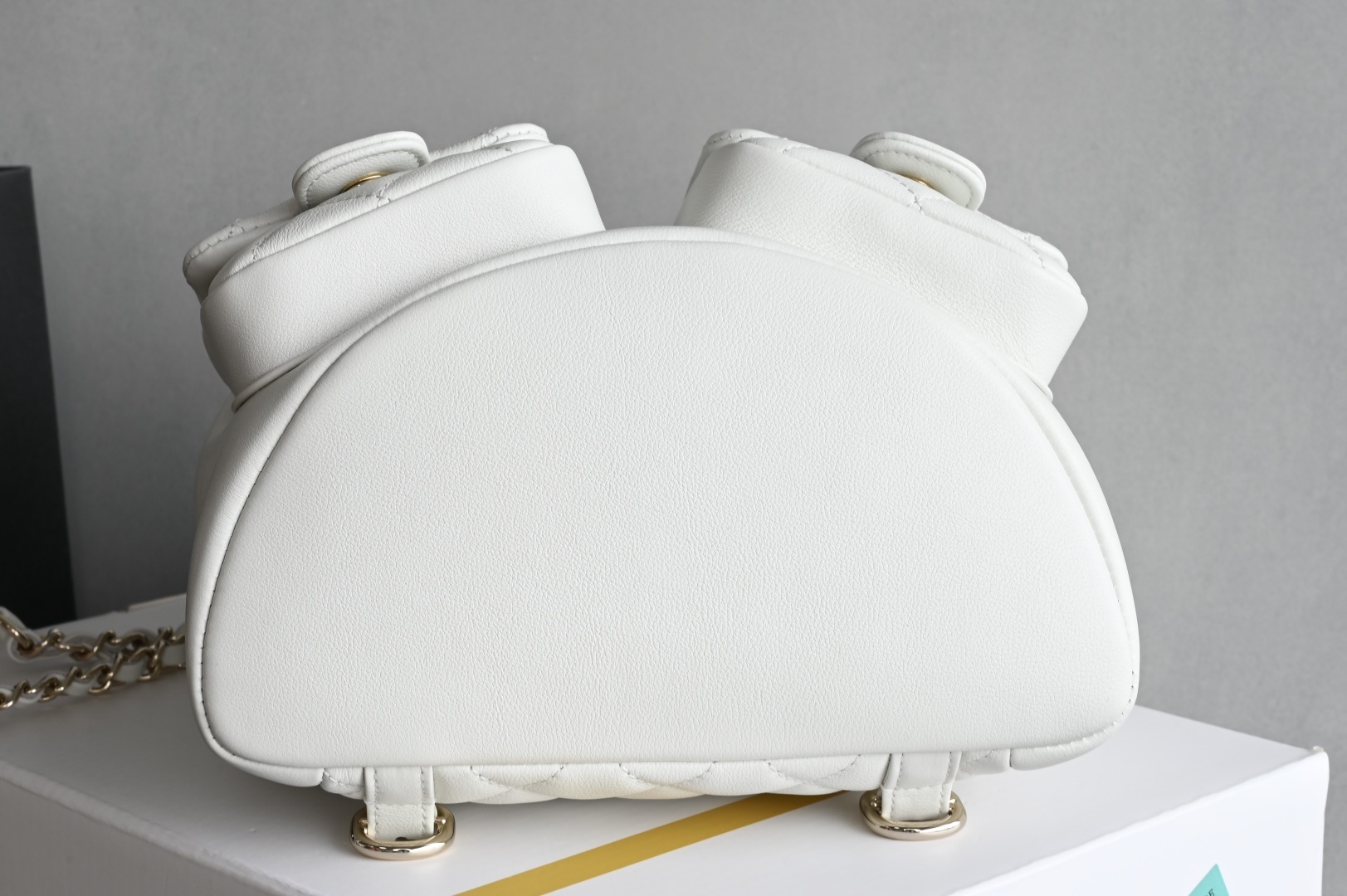 白金版▪️正品级 包装如图𝗖𝗵𝗮𝗻𝗲𝟭 𝟐𝟒𝐀全新升级版双口袋胎牛皮复古背包 白色中号专柜售价49800