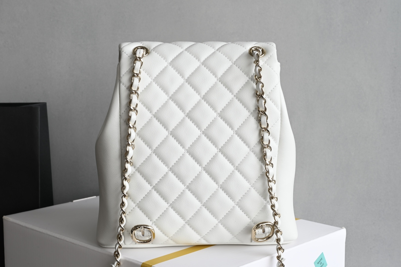 白金版▪️正品级 包装如图𝗖𝗵𝗮𝗻𝗲𝟭 𝟐𝟒𝐀全新升级版双口袋胎牛皮复古背包 白色中号专柜售价49800