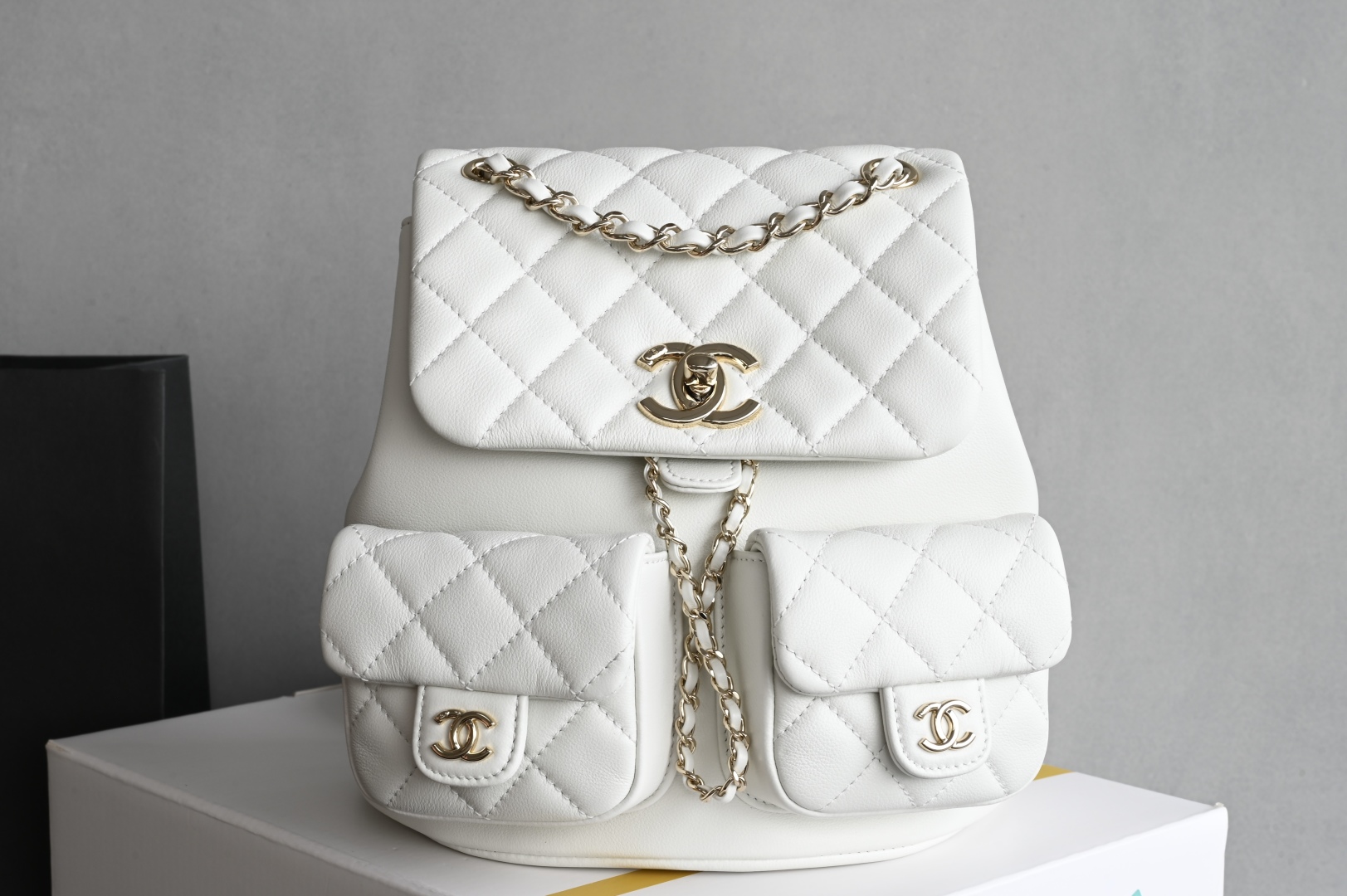 白金版▪️正品级 包装如图𝗖𝗵𝗮𝗻𝗲𝟭 𝟐𝟒𝐀全新升级版双口袋胎牛皮复古背包 白色中号专柜售价49800