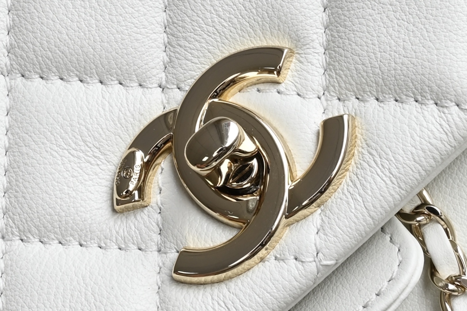 白金版▪️正品级 包装如图𝗖𝗵𝗮𝗻𝗲𝟭 𝟐𝟒𝐀全新升级版双口袋胎牛皮复古背包 白色中号专柜售价49800