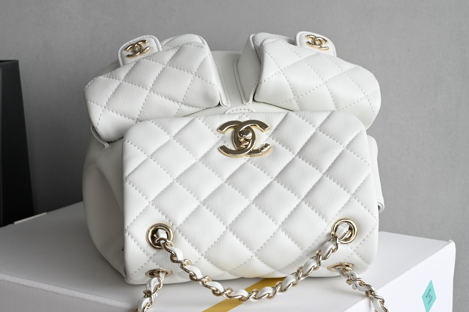 白金版▪️正品级 包装如图𝗖𝗵𝗮𝗻𝗲𝟭 𝟐𝟒𝐀全新升级版双口袋胎牛皮复古背包 白色中号专柜售价49800