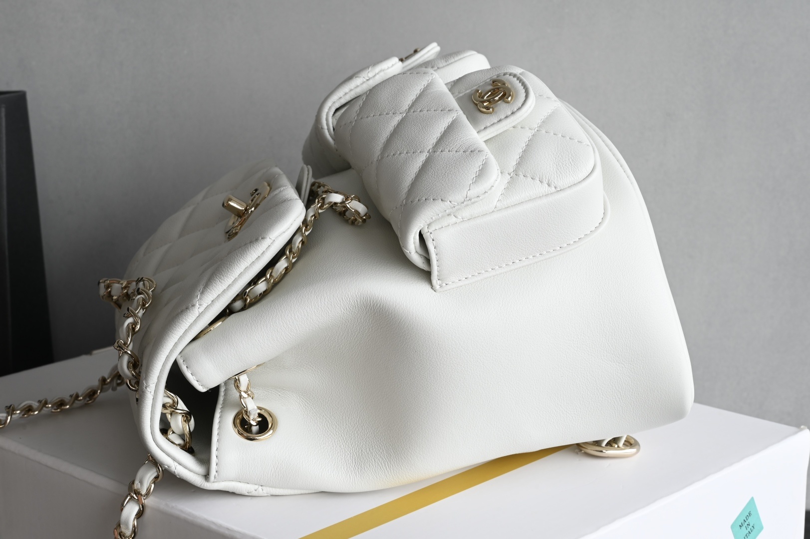 白金版▪️正品级 包装如图𝗖𝗵𝗮𝗻𝗲𝟭 𝟐𝟒𝐀全新升级版双口袋胎牛皮复古背包 白色中号专柜售价49800