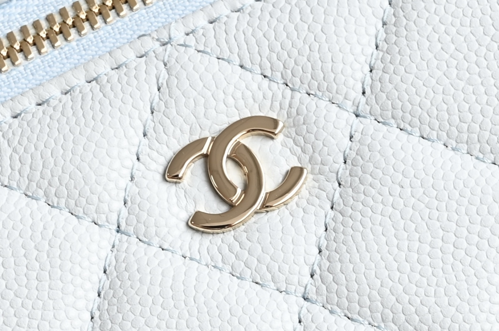 白金版▪️正品级 包装如图全新到货🆕𝗖𝗵𝗮𝗻𝗲𝟭 𝟮𝟱𝐂𝖫𝖯盒子手拿包 蓝色专柜售价𝟤𝟨𝟧𝟢𝟢𝗋𝗆𝖻购入