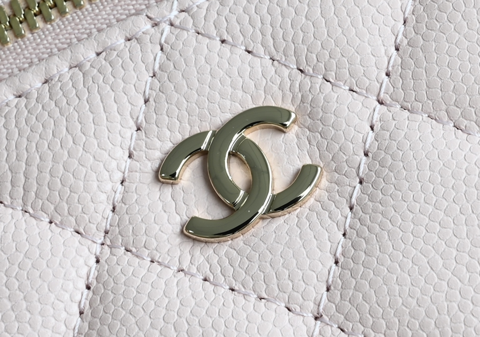 白金版▪️正品级 包装如图全新到货🆕𝗖𝗵𝗮𝗻𝗲𝟭 𝟮𝟱𝐂𝖫𝖯盒子手拿包 粉色专柜售价𝟤𝟨𝟧𝟢𝟢𝗋𝗆𝖻购入