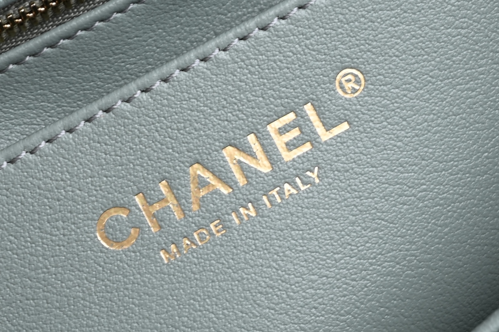 白金版▪️正品级 包装如图𝐂𝐡𝐚𝐧𝐞𝟏 𝟐𝟓𝐀新色现货 金球口盖包金球调节扣方胖子 鼠尾草绿专柜售价𝟦𝟣