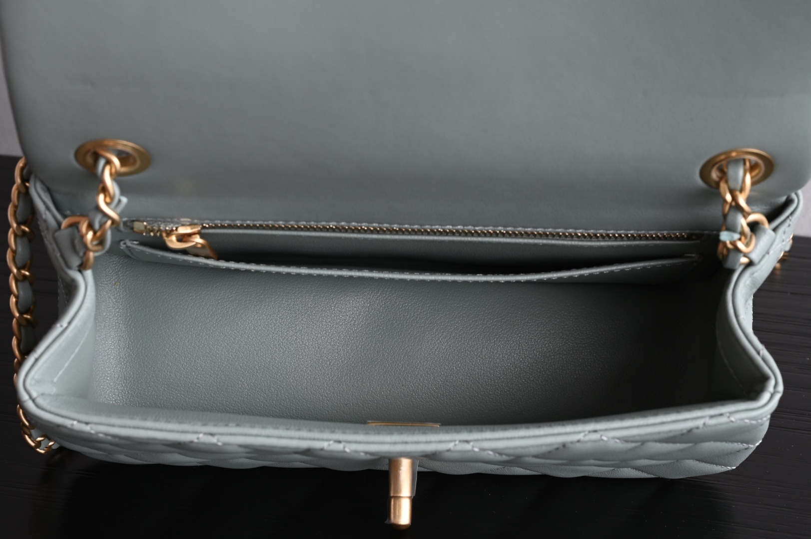 白金版▪️正品级 包装如图𝐂𝐡𝐚𝐧𝐞𝟏 𝟐𝟓𝐀新色现货 金球口盖包金球调节扣 大𝗆𝗂𝗇𝗂 鼠尾草绿专柜售