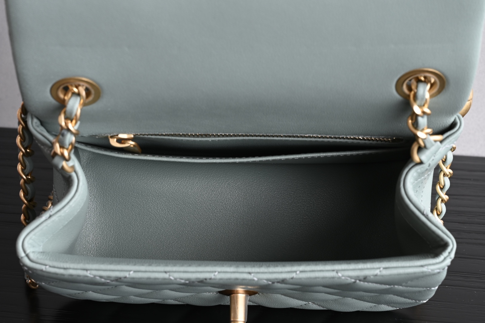 白金版▪️正品级 包装如图𝐂𝐡𝐚𝐧𝐞𝟏 𝟐𝟓𝐀新色现货 金球口盖包金球调节扣方胖子 鼠尾草绿专柜售价𝟦𝟣