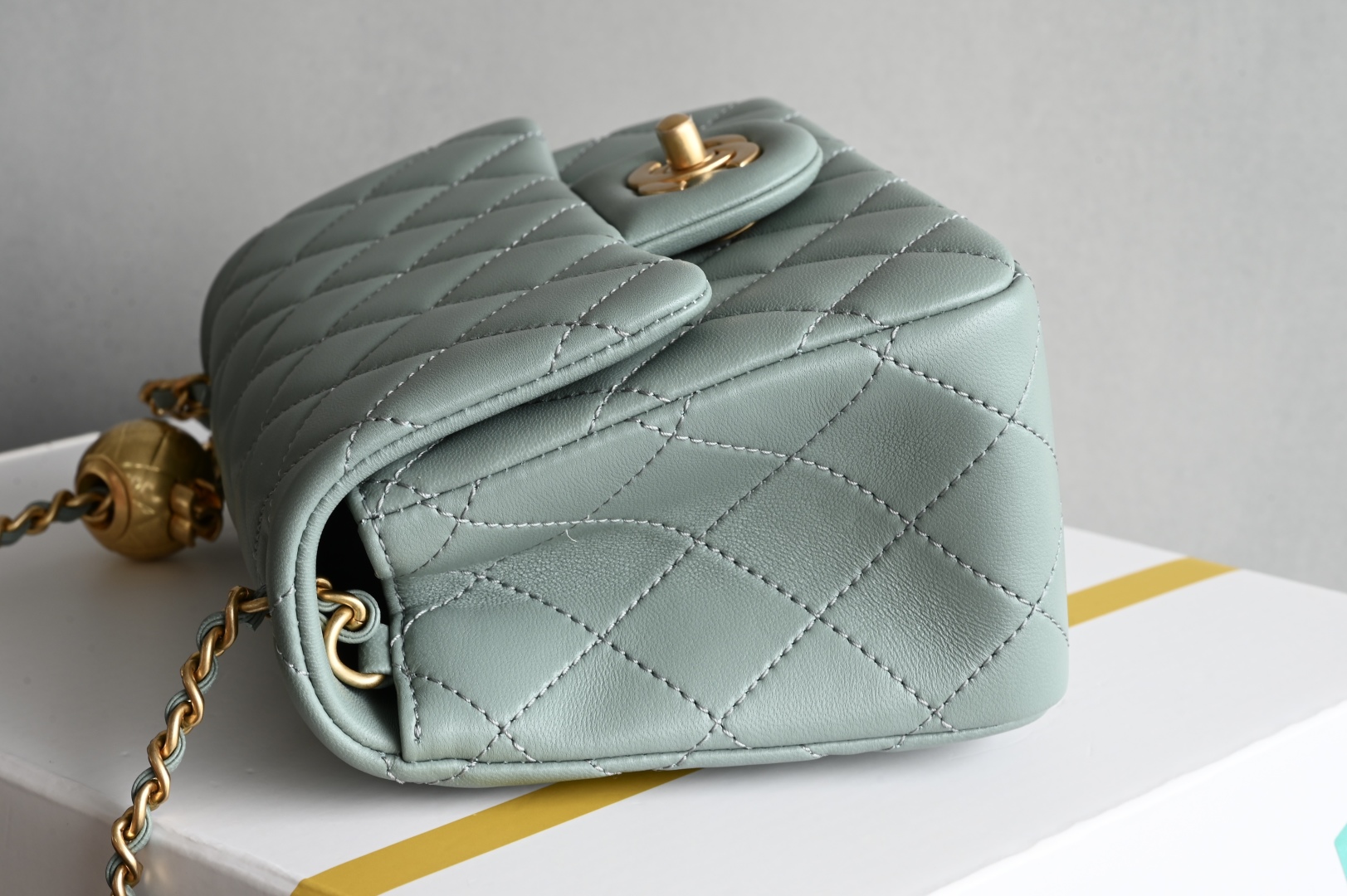 白金版▪️正品级 包装如图𝐂𝐡𝐚𝐧𝐞𝟏 𝟐𝟓𝐀新色现货 金球口盖包金球调节扣方胖子 鼠尾草绿专柜售价𝟦𝟣