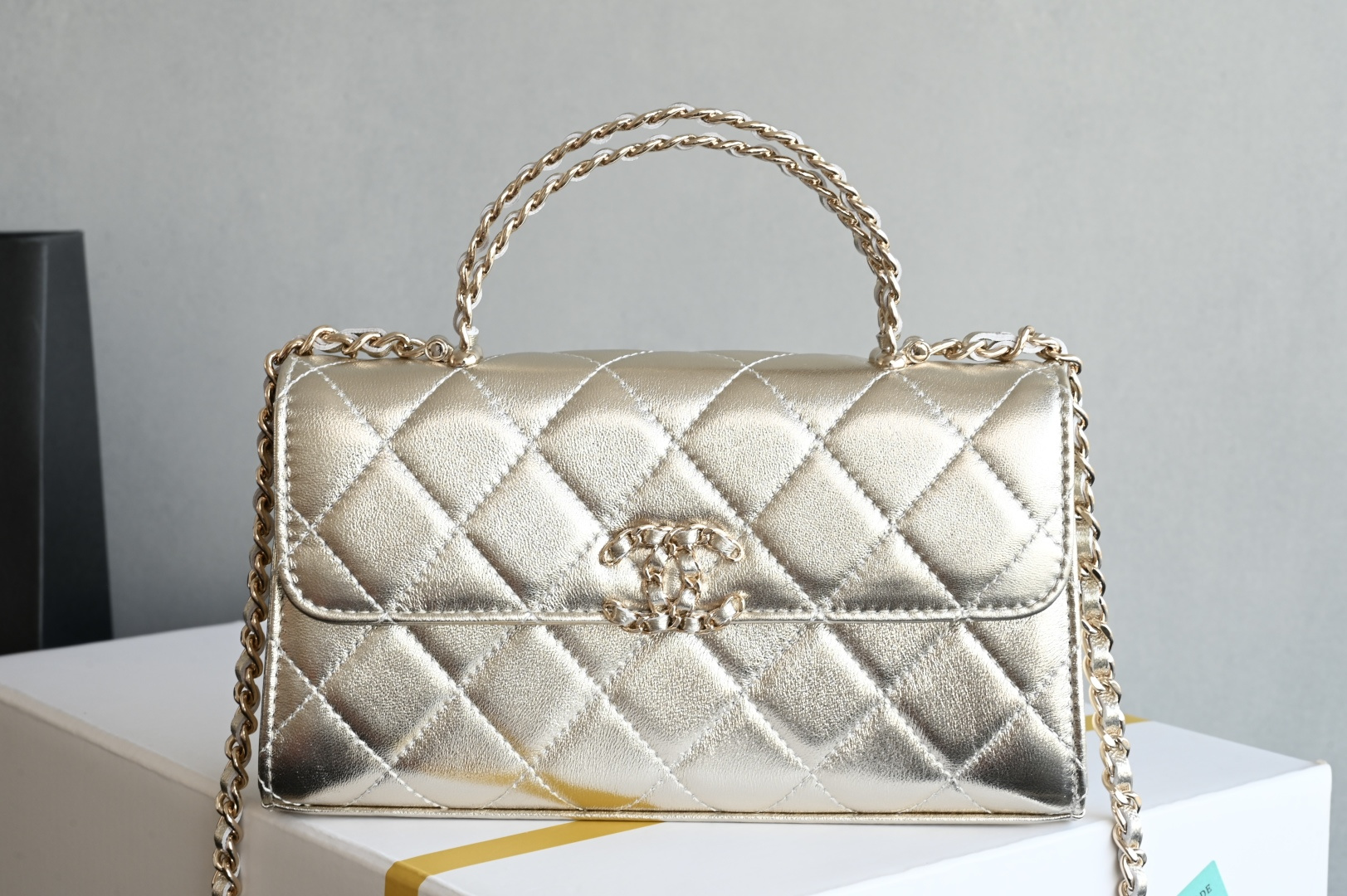 白金版▪️正品级 包装如图现货发售🌱皮穿链手柄𝐤𝐞𝐥𝐥𝐲手机包回归𝑪𝒉𝒂𝒏𝒆𝒍 𝟐𝟓𝐒｜♥𝐳𝐩级 香槟金