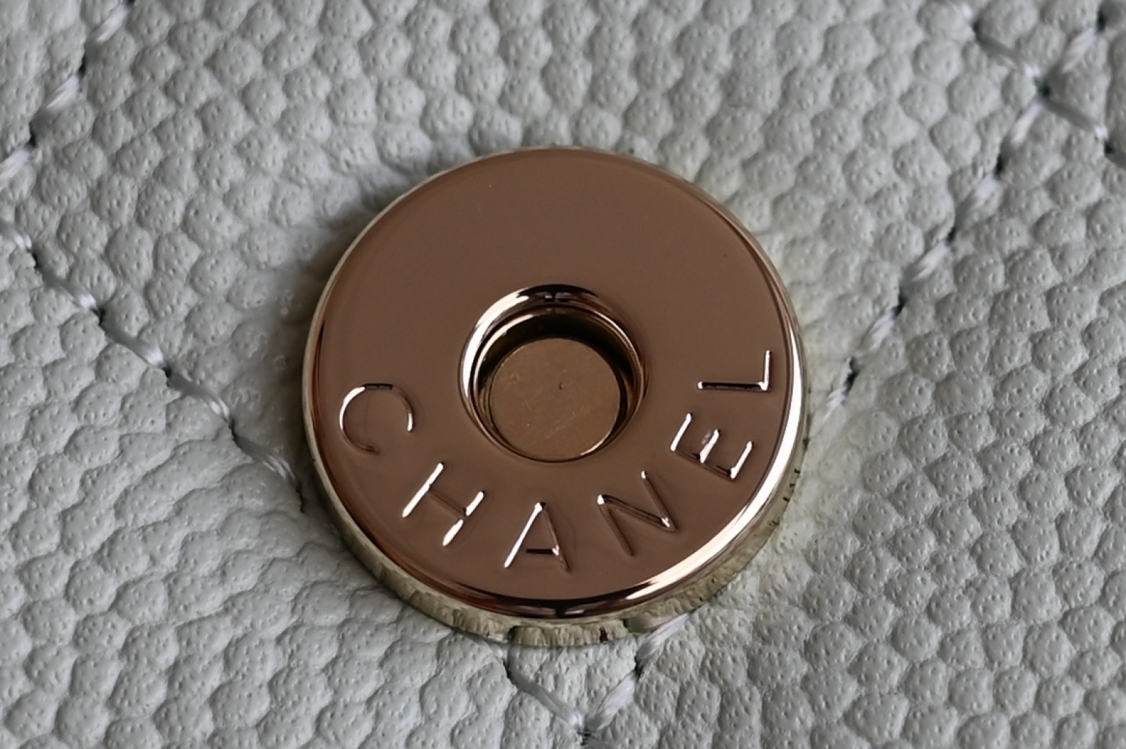 白金版▪️正品级 包装如图现货发售🌱皮穿链手柄𝐤𝐞𝐥𝐥𝐲手机包回归𝑪𝒉𝒂𝒏𝒆𝒍 𝟐𝟓𝐒｜♥𝐳𝐩级 苹果绿