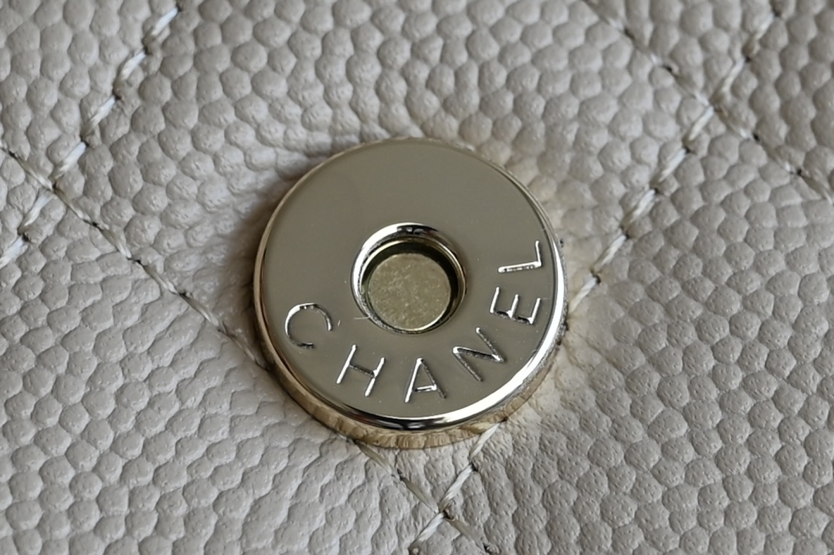 白金版▪️正品级 包装如图现货发售🌱皮穿链手柄𝐤𝐞𝐥𝐥𝐲手机包回归𝑪𝒉𝒂𝒏𝒆𝒍 𝟐𝟓𝐒｜♥𝐳𝐩级 奶茶色