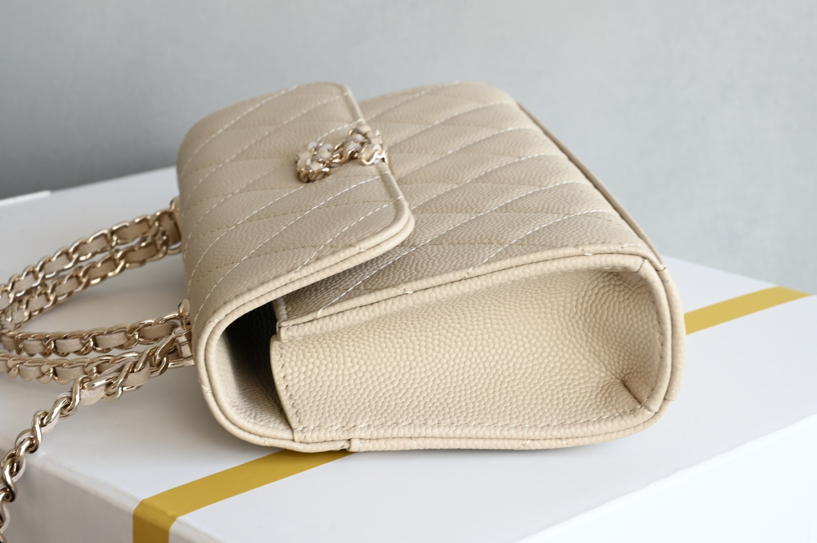 白金版▪️正品级 包装如图现货发售🌱皮穿链手柄𝐤𝐞𝐥𝐥𝐲手机包回归𝑪𝒉𝒂𝒏𝒆𝒍 𝟐𝟓𝐒｜♥𝐳𝐩级 奶茶色