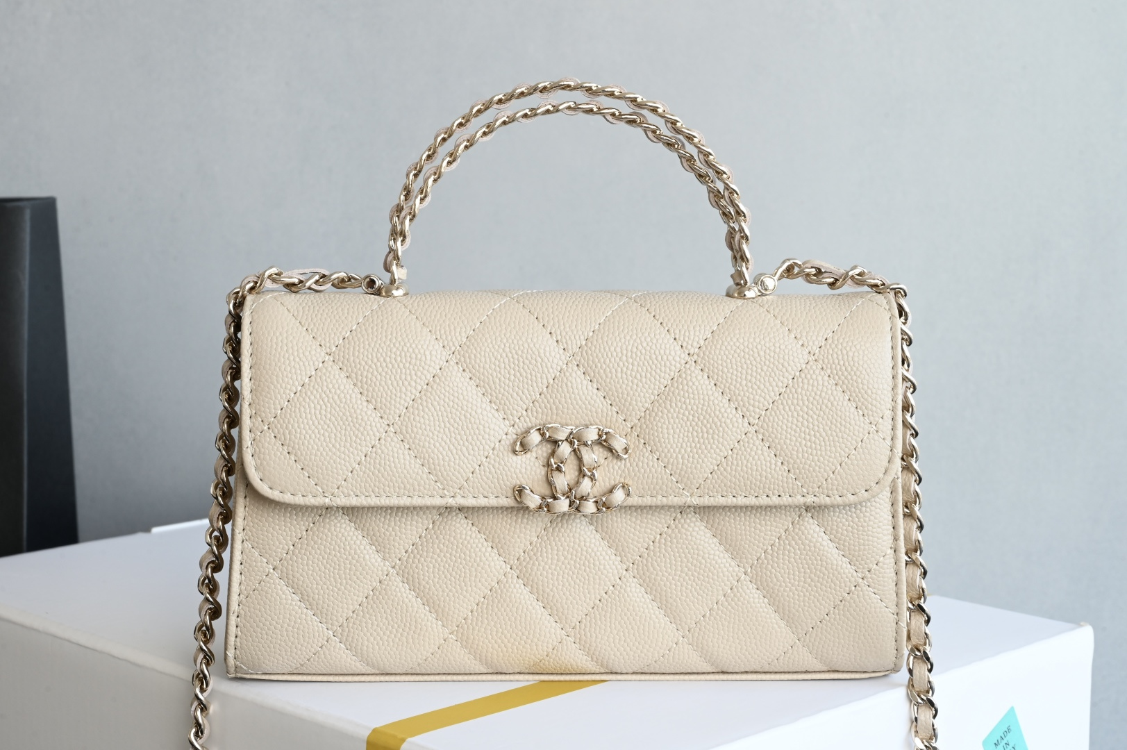 白金版▪️正品级 包装如图现货发售🌱皮穿链手柄𝐤𝐞𝐥𝐥𝐲手机包回归𝑪𝒉𝒂𝒏𝒆𝒍 𝟐𝟓𝐒｜♥𝐳𝐩级 奶茶色