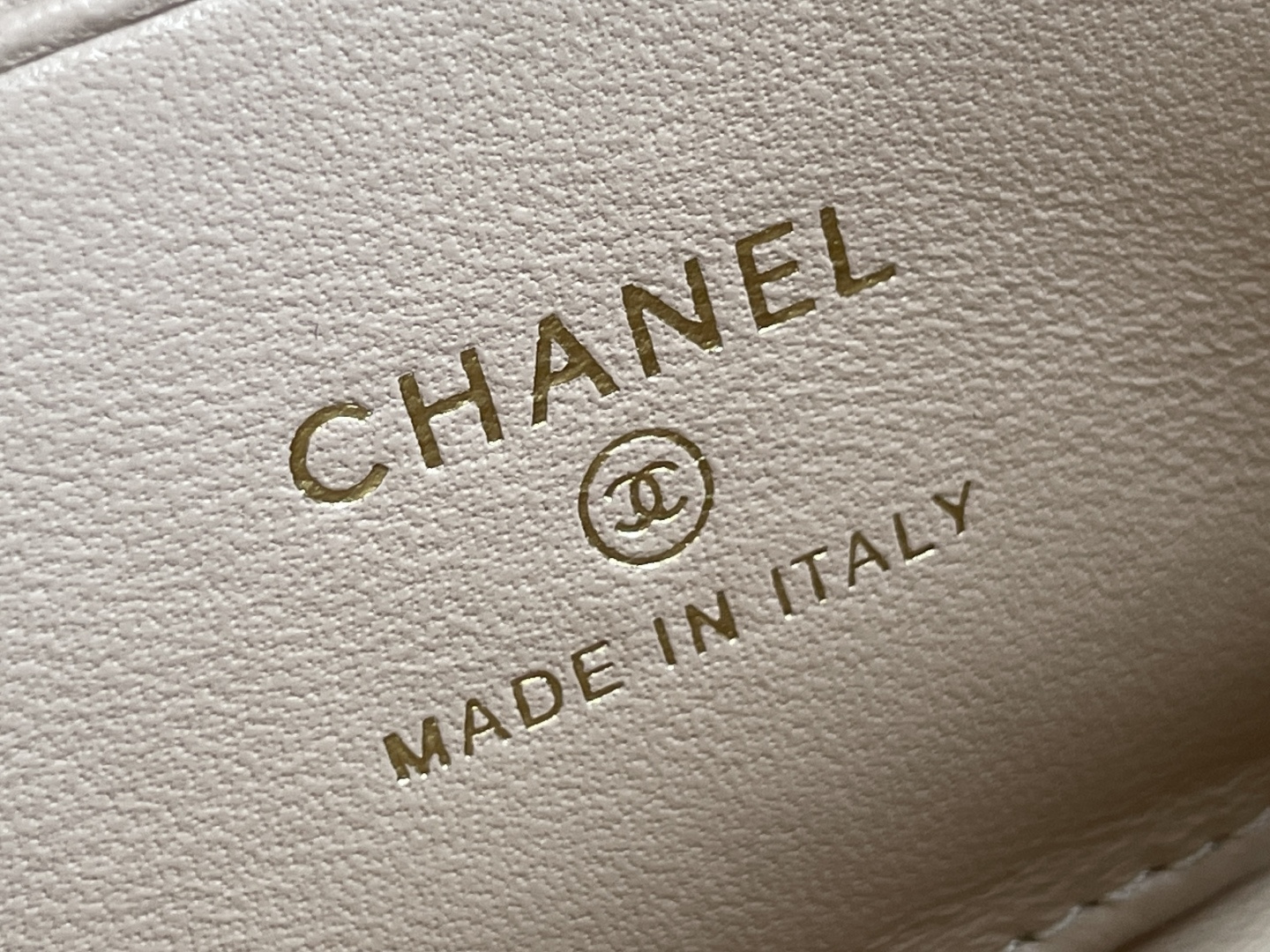 白金版▪️正品级 包装如图现货发售🌱皮穿链手柄𝐤𝐞𝐥𝐥𝐲手机包回归𝑪𝒉𝒂𝒏𝒆𝒍 𝟐𝟓𝐒｜♥𝐳𝐩级 奶茶色