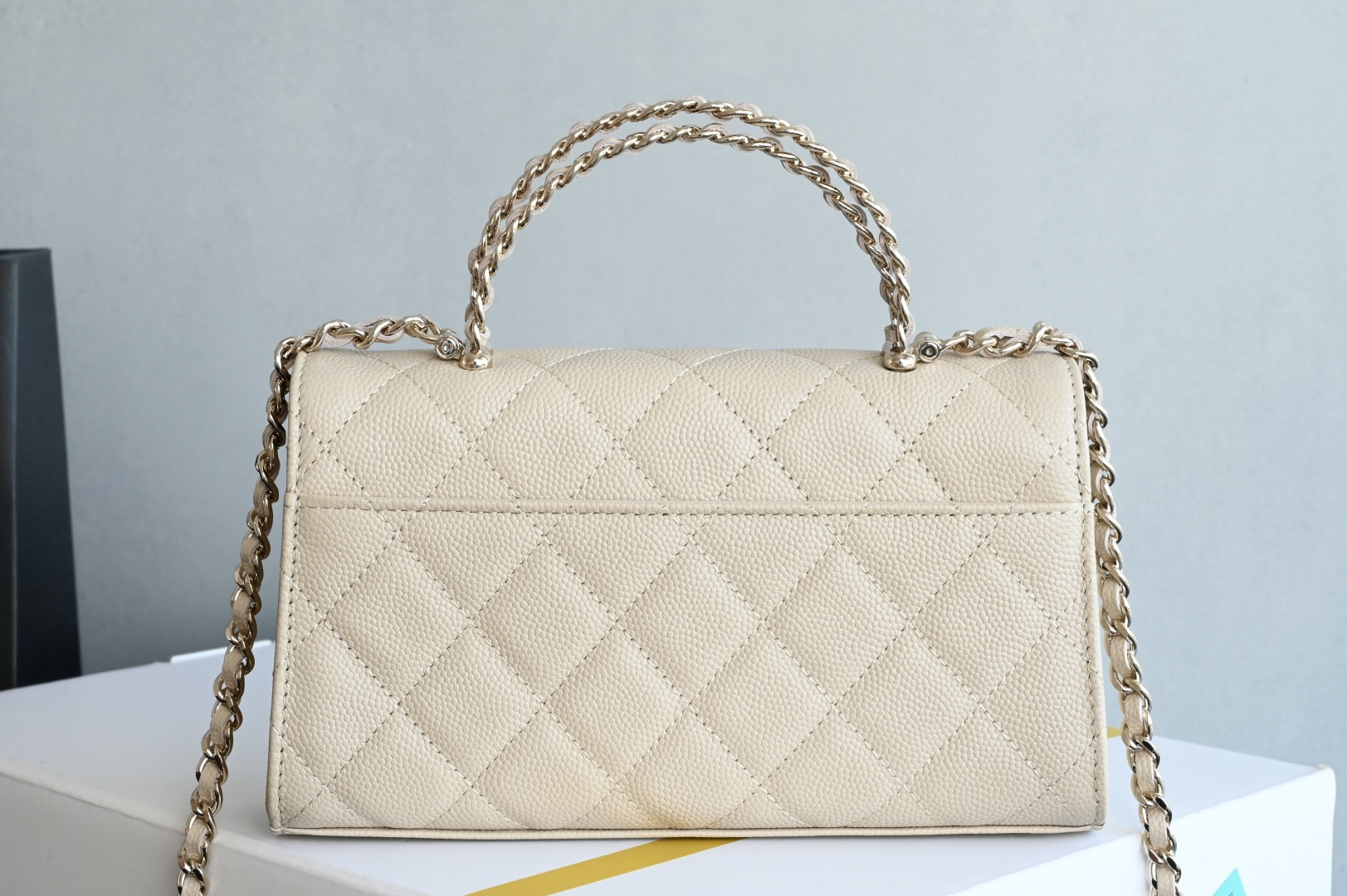 白金版▪️正品级 包装如图现货发售🌱皮穿链手柄𝐤𝐞𝐥𝐥𝐲手机包回归𝑪𝒉𝒂𝒏𝒆𝒍 𝟐𝟓𝐒｜♥𝐳𝐩级 奶茶色