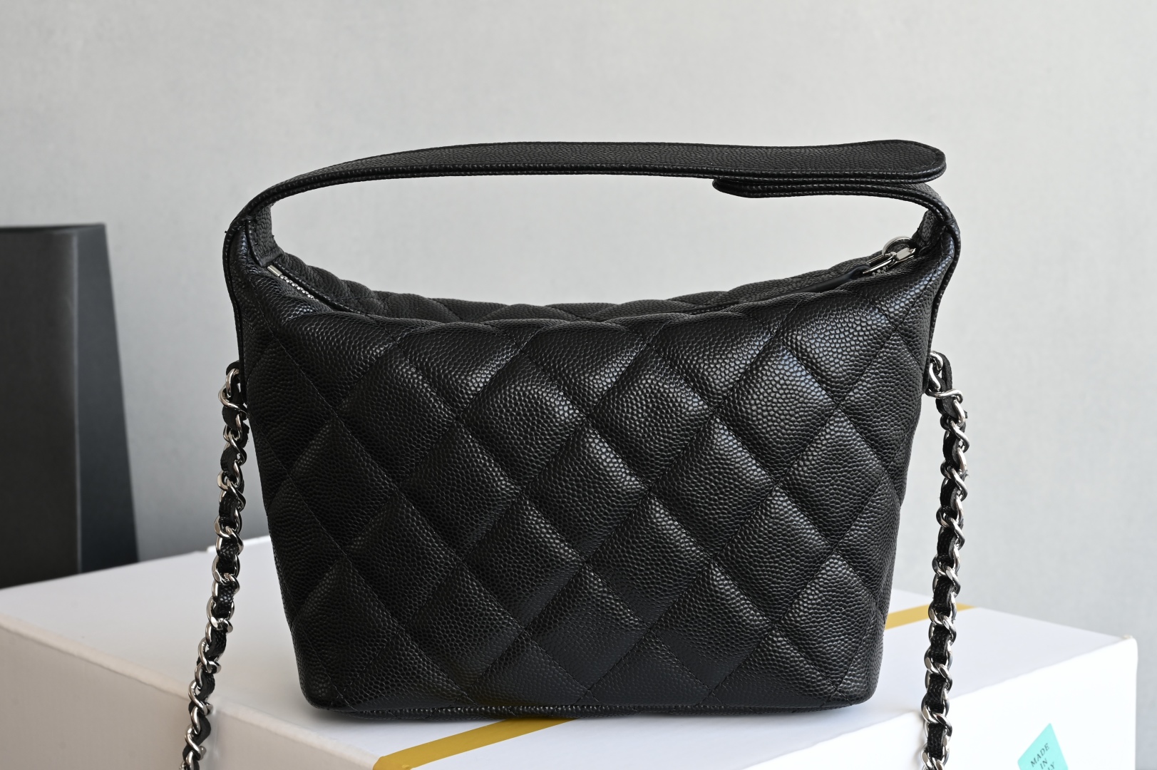 白金版▪️正品级 包装如图全新到货🆕𝗖𝗵𝗮𝗻𝗲𝟭 𝟮𝟱𝐁星星浮雕手提𝗁𝗈𝖻𝗈饭盒包 黑色专柜售价𝟤𝟪𝟧𝟢