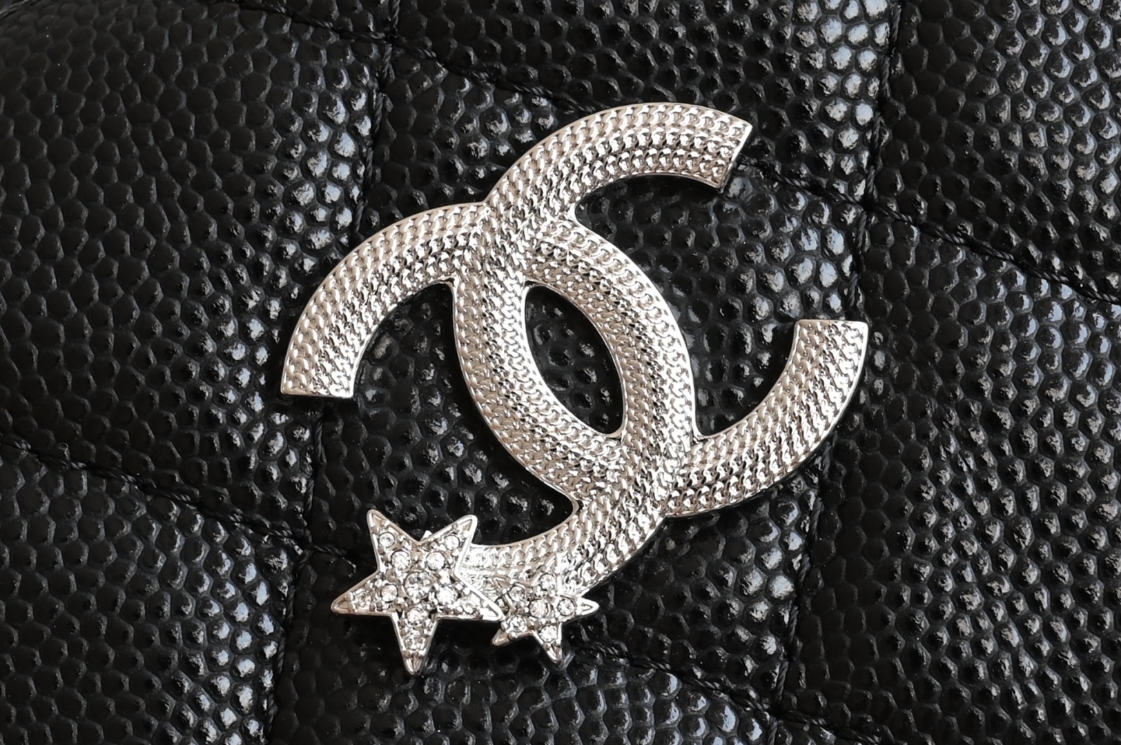 白金版▪️正品级 包装如图全新到货🆕𝗖𝗵𝗮𝗻𝗲𝟭 𝟮𝟱𝐁星星浮雕手提𝗁𝗈𝖻𝗈饭盒包 黑色专柜售价𝟤𝟪𝟧𝟢