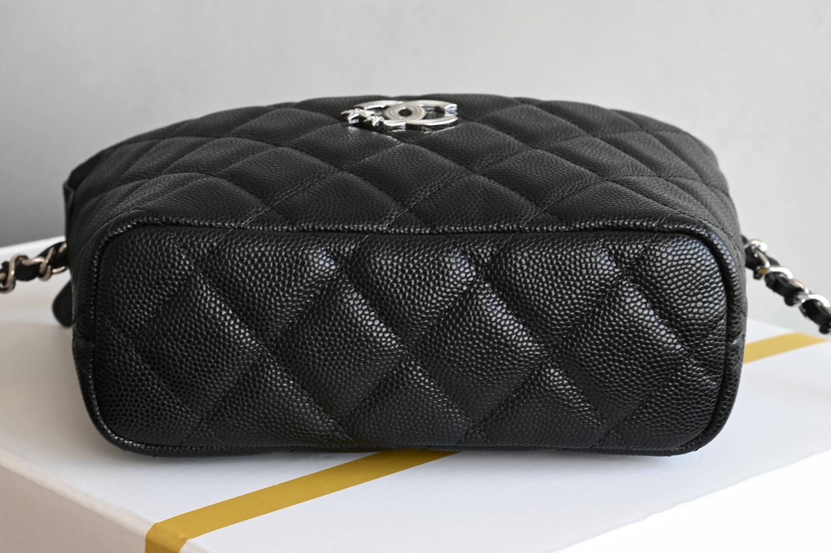 白金版▪️正品级 包装如图全新到货🆕𝗖𝗵𝗮𝗻𝗲𝟭 𝟮𝟱𝐁星星浮雕手提𝗁𝗈𝖻𝗈饭盒包 黑色专柜售价𝟤𝟪𝟧𝟢