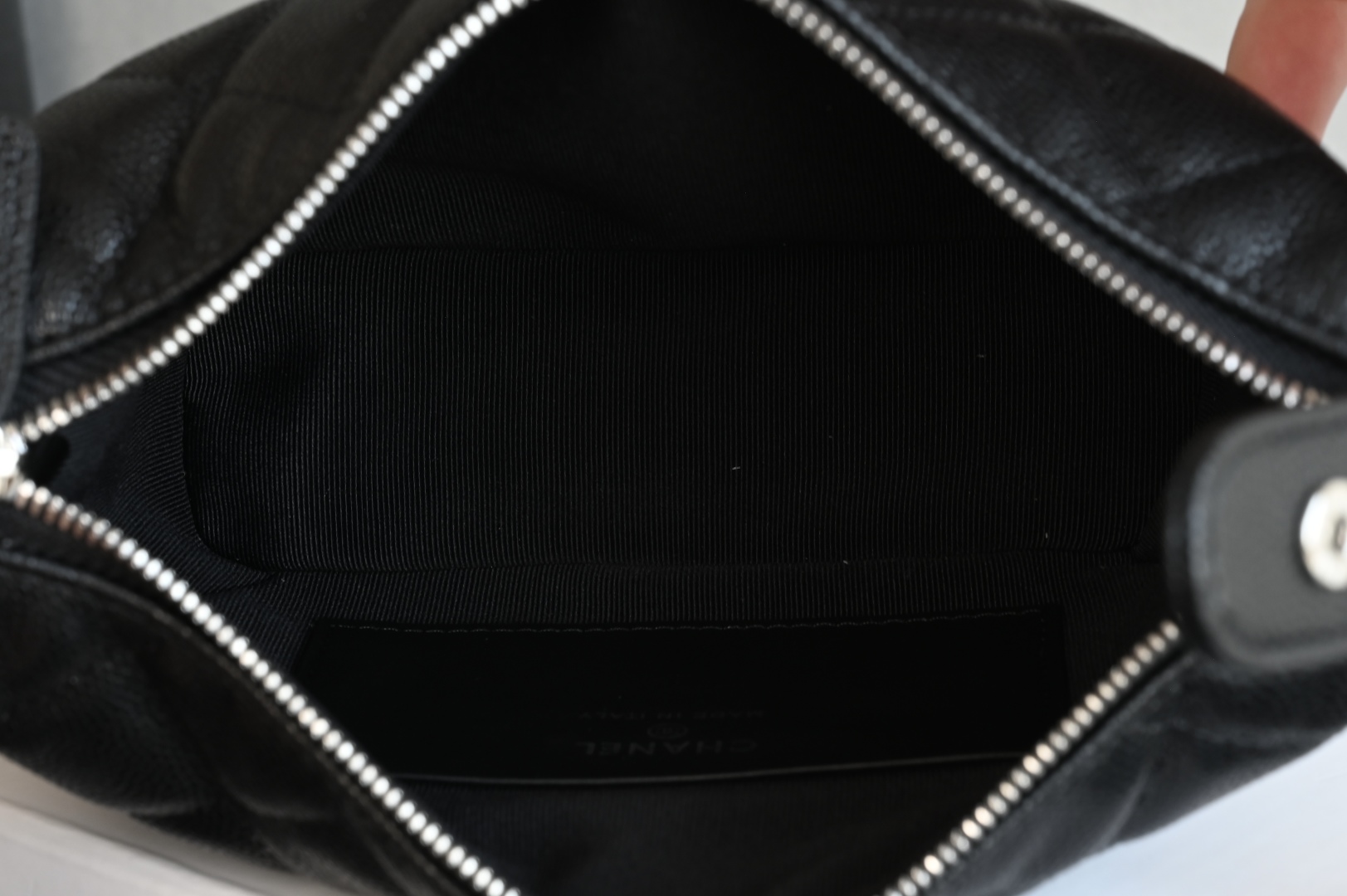 白金版▪️正品级 包装如图全新到货🆕𝗖𝗵𝗮𝗻𝗲𝟭 𝟮𝟱𝐁星星浮雕手提𝗁𝗈𝖻𝗈饭盒包 黑色专柜售价𝟤𝟪𝟧𝟢