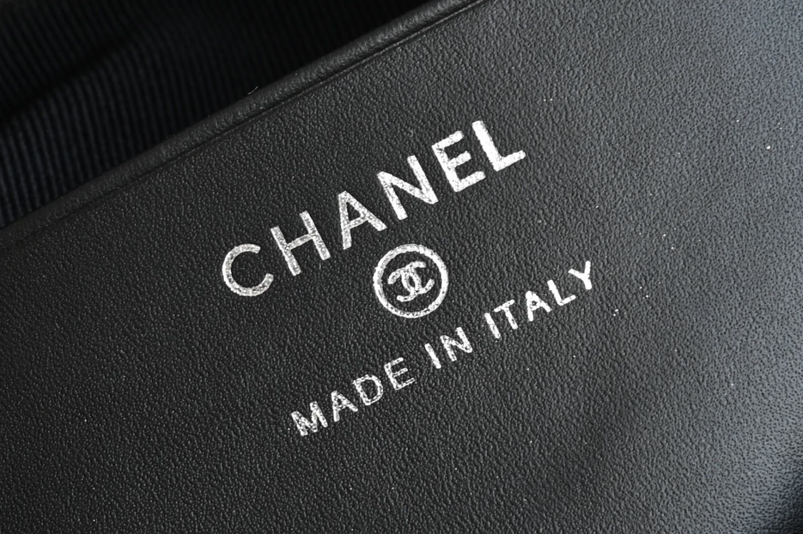 白金版▪️正品级 包装如图全新到货🆕𝗖𝗵𝗮𝗻𝗲𝟭 𝟮𝟱𝐁星星浮雕手提𝗁𝗈𝖻𝗈饭盒包 黑色专柜售价𝟤𝟪𝟧𝟢