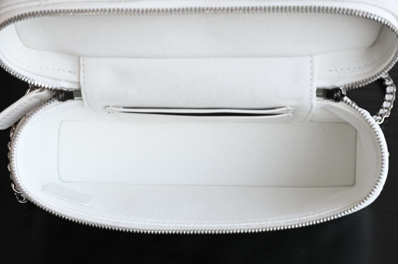 白金版▪️正品级 包装如图全新到货🆕𝗖𝗵𝗮𝗻𝗲𝟭 𝟮𝟱𝐁星星浮雕扣𝖫𝖯盒子 白色专柜售价𝟤𝟨𝟥𝟢𝟢𝗋𝗆𝖻