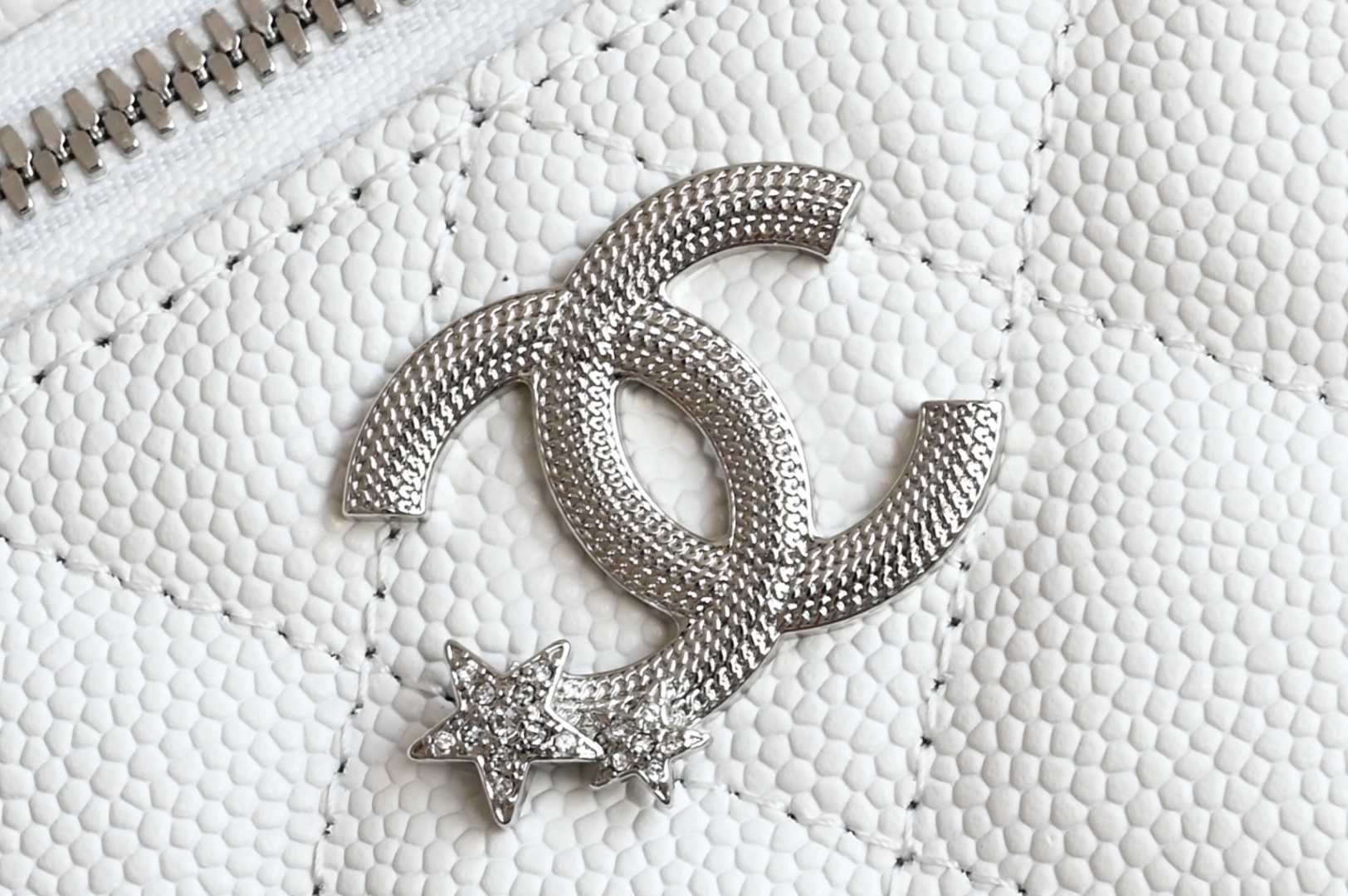 白金版▪️正品级 包装如图全新到货🆕𝗖𝗵𝗮𝗻𝗲𝟭 𝟮𝟱𝐁星星浮雕扣𝖫𝖯盒子 白色专柜售价𝟤𝟨𝟥𝟢𝟢𝗋𝗆𝖻