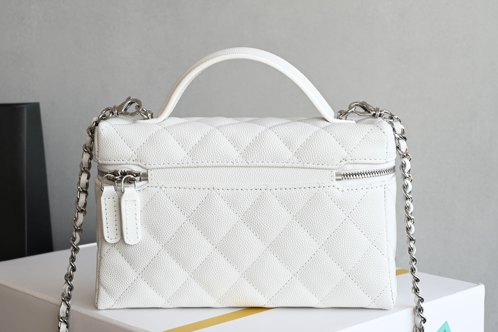 白金版▪️正品级 包装如图全新到货🆕𝗖𝗵𝗮𝗻𝗲𝟭 𝟮𝟱𝐁星星浮雕扣𝖫𝖯盒子 白色专柜售价𝟤𝟨𝟥𝟢𝟢𝗋𝗆𝖻