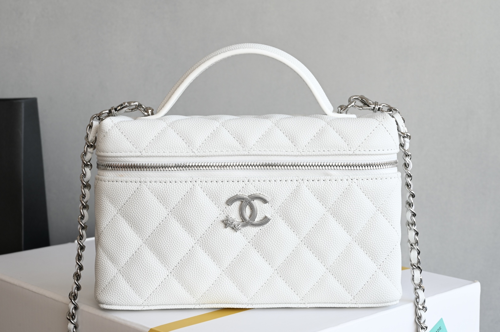 白金版▪️正品级 包装如图全新到货🆕𝗖𝗵𝗮𝗻𝗲𝟭 𝟮𝟱𝐁星星浮雕扣𝖫𝖯盒子 白色专柜售价𝟤𝟨𝟥𝟢𝟢𝗋𝗆𝖻