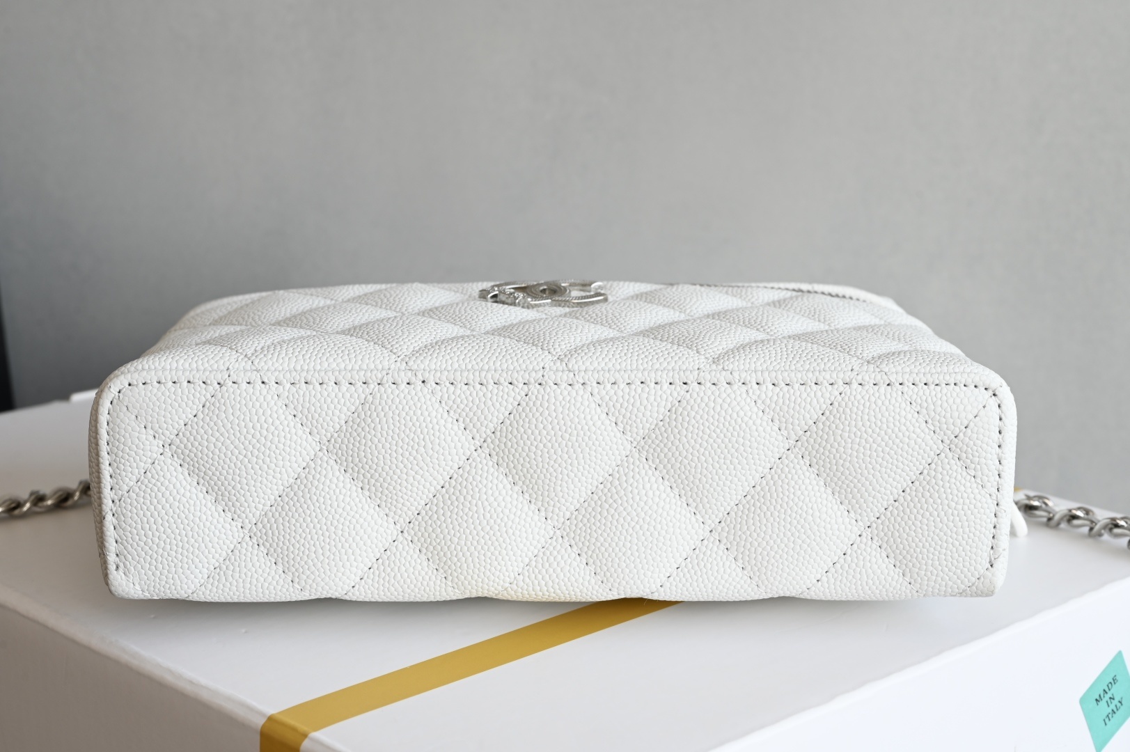 白金版▪️正品级 包装如图全新到货🆕𝗖𝗵𝗮𝗻𝗲𝟭 𝟮𝟱𝐁星星浮雕扣𝖫𝖯盒子 白色专柜售价𝟤𝟨𝟥𝟢𝟢𝗋𝗆𝖻