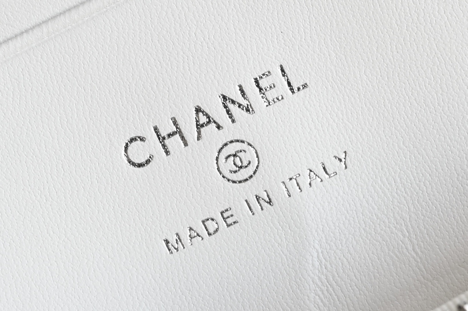 白金版▪️正品级 包装如图全新到货🆕𝗖𝗵𝗮𝗻𝗲𝟭 𝟮𝟱𝐁星星浮雕扣𝖫𝖯盒子 白色专柜售价𝟤𝟨𝟥𝟢𝟢𝗋𝗆𝖻