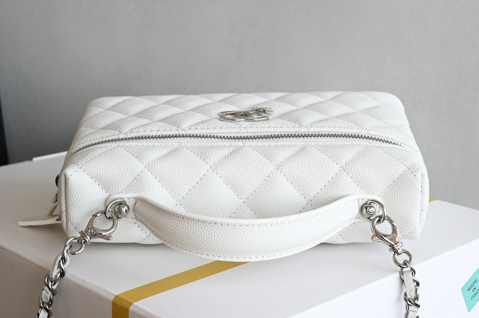 白金版▪️正品级 包装如图全新到货🆕𝗖𝗵𝗮𝗻𝗲𝟭 𝟮𝟱𝐁星星浮雕扣𝖫𝖯盒子 白色专柜售价𝟤𝟨𝟥𝟢𝟢𝗋𝗆𝖻