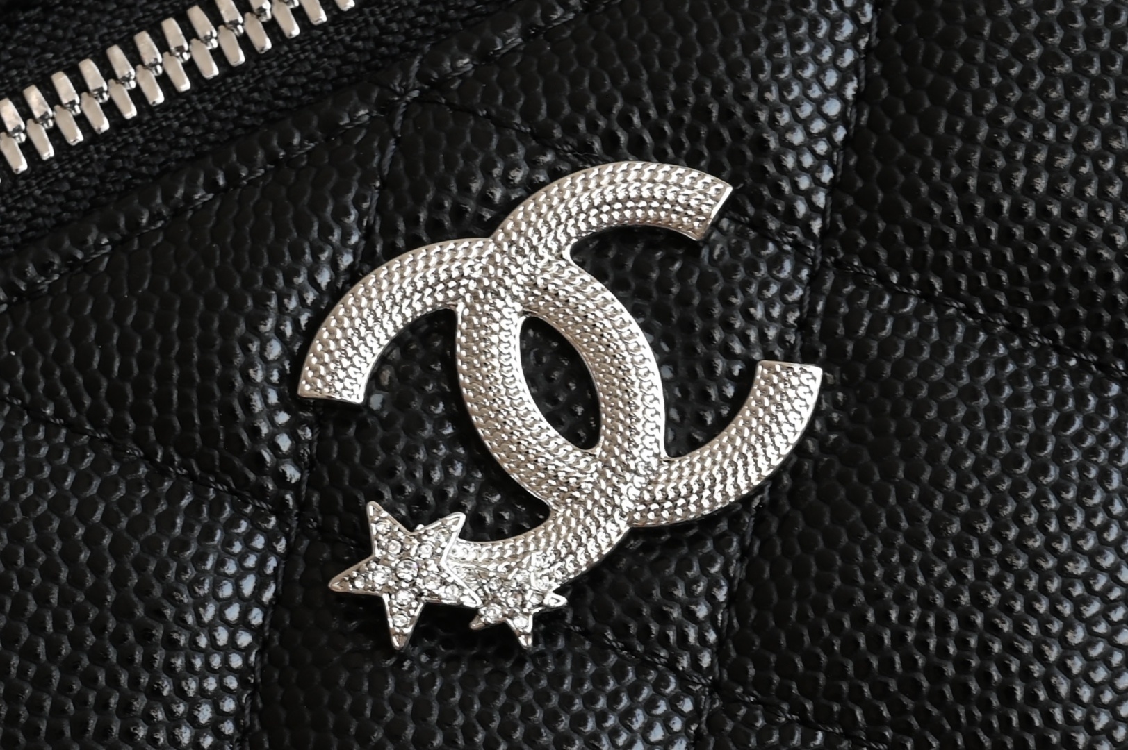白金版▪️正品级 包装如图全新到货🆕𝗖𝗵𝗮𝗻𝗲𝟭 𝟮𝟱𝐁星星浮雕扣𝖫𝖯盒子 黑色专柜售价𝟤𝟨𝟥𝟢𝟢𝗋𝗆𝖻