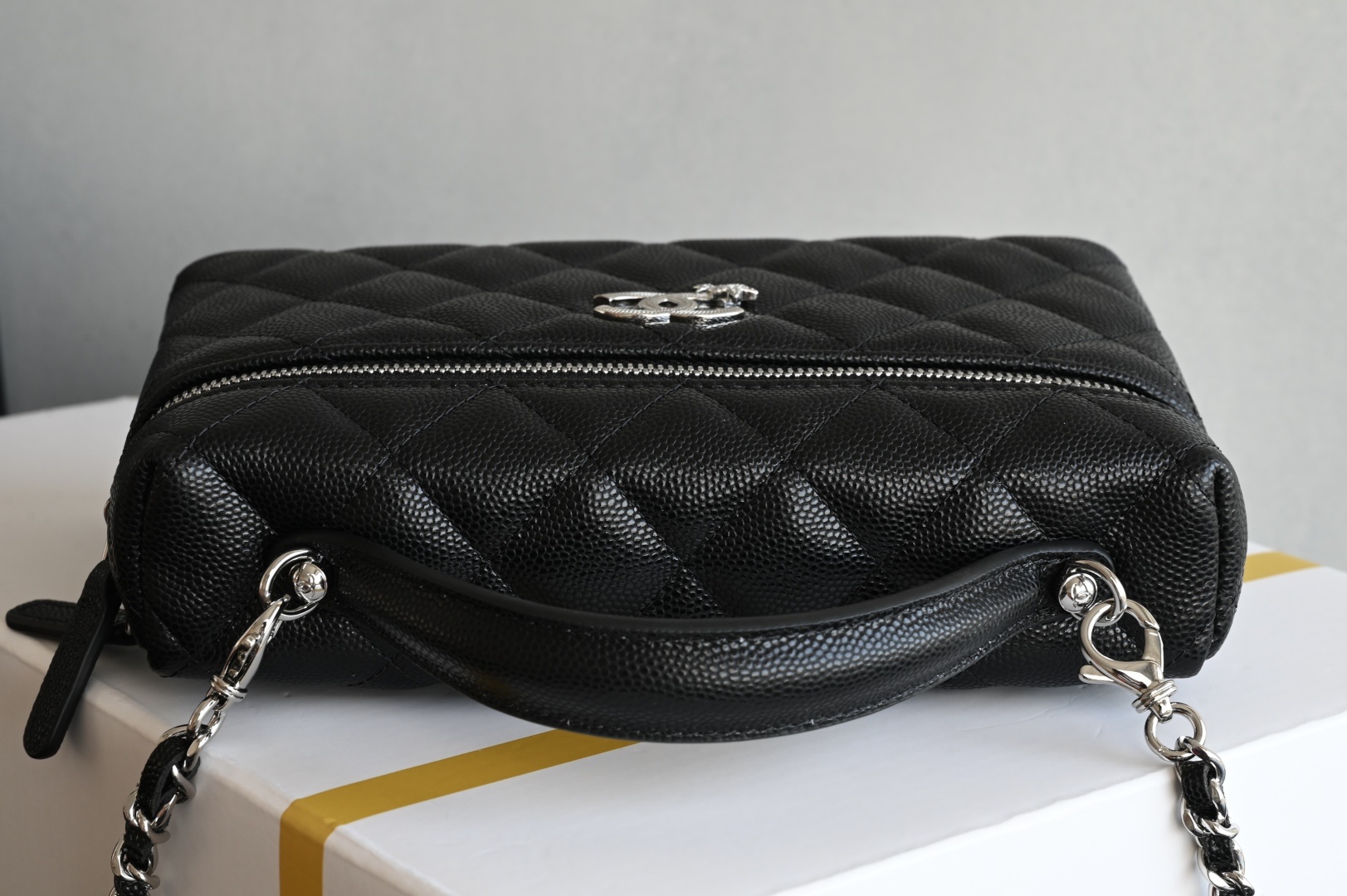 白金版▪️正品级 包装如图全新到货🆕𝗖𝗵𝗮𝗻𝗲𝟭 𝟮𝟱𝐁星星浮雕扣𝖫𝖯盒子 黑色专柜售价𝟤𝟨𝟥𝟢𝟢𝗋𝗆𝖻