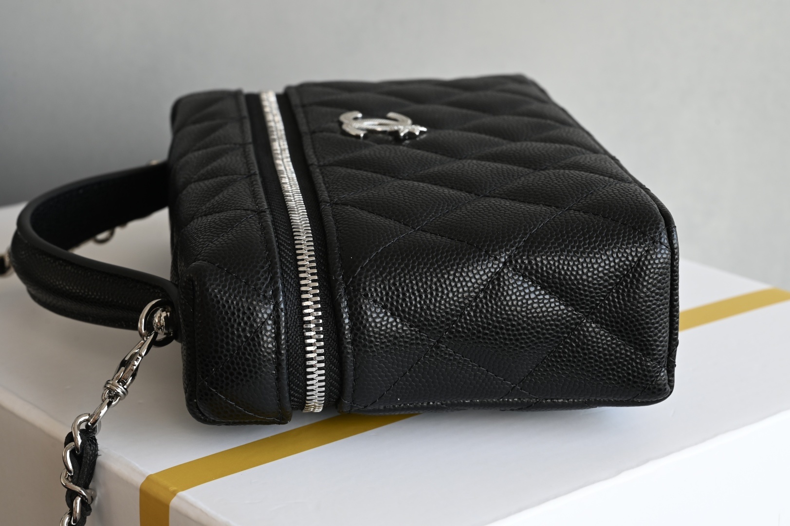 白金版▪️正品级 包装如图全新到货🆕𝗖𝗵𝗮𝗻𝗲𝟭 𝟮𝟱𝐁星星浮雕扣𝖫𝖯盒子 黑色专柜售价𝟤𝟨𝟥𝟢𝟢𝗋𝗆𝖻