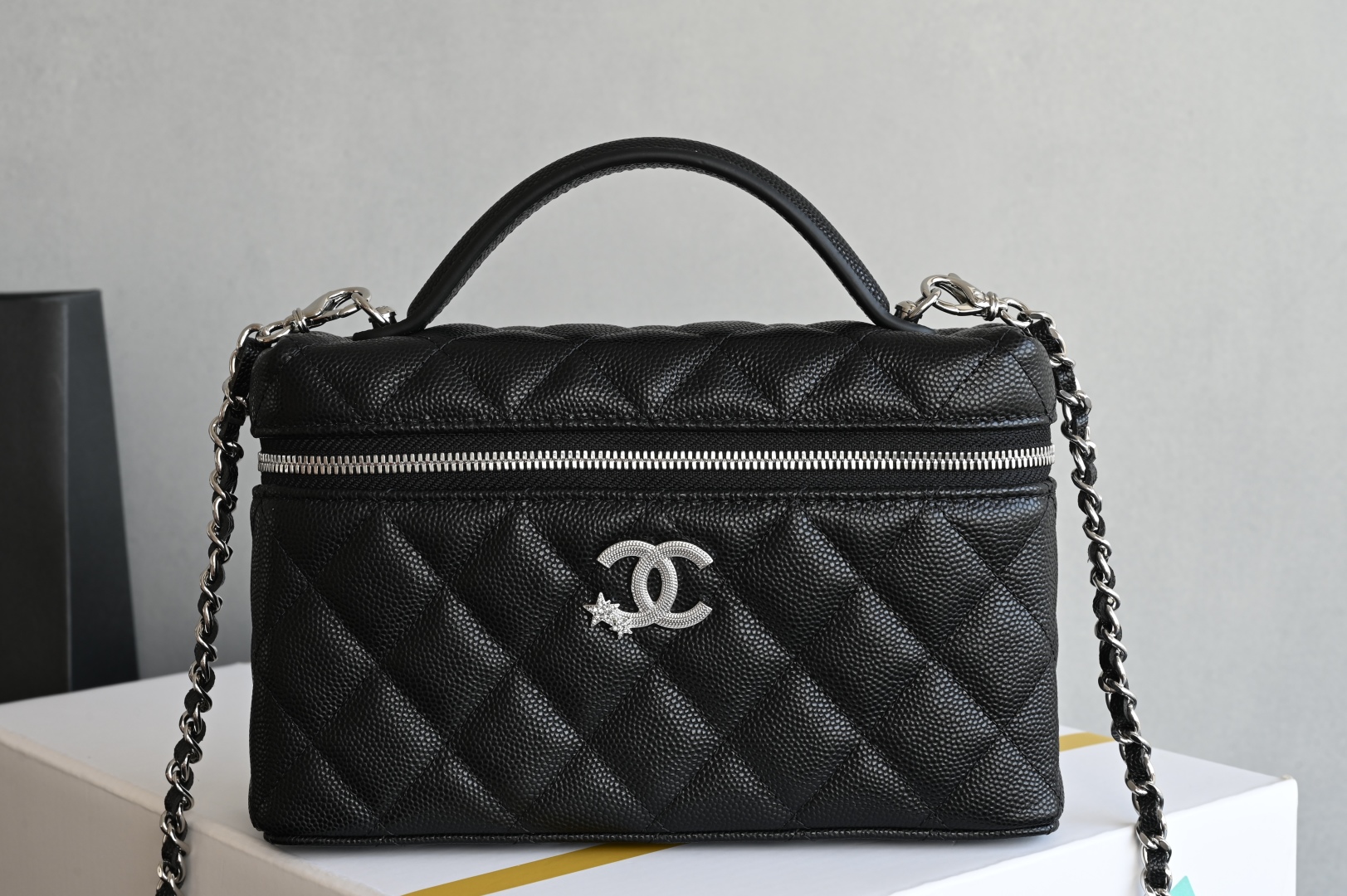 白金版▪️正品级 包装如图全新到货🆕𝗖𝗵𝗮𝗻𝗲𝟭 𝟮𝟱𝐁星星浮雕扣𝖫𝖯盒子 黑色专柜售价𝟤𝟨𝟥𝟢𝟢𝗋𝗆𝖻