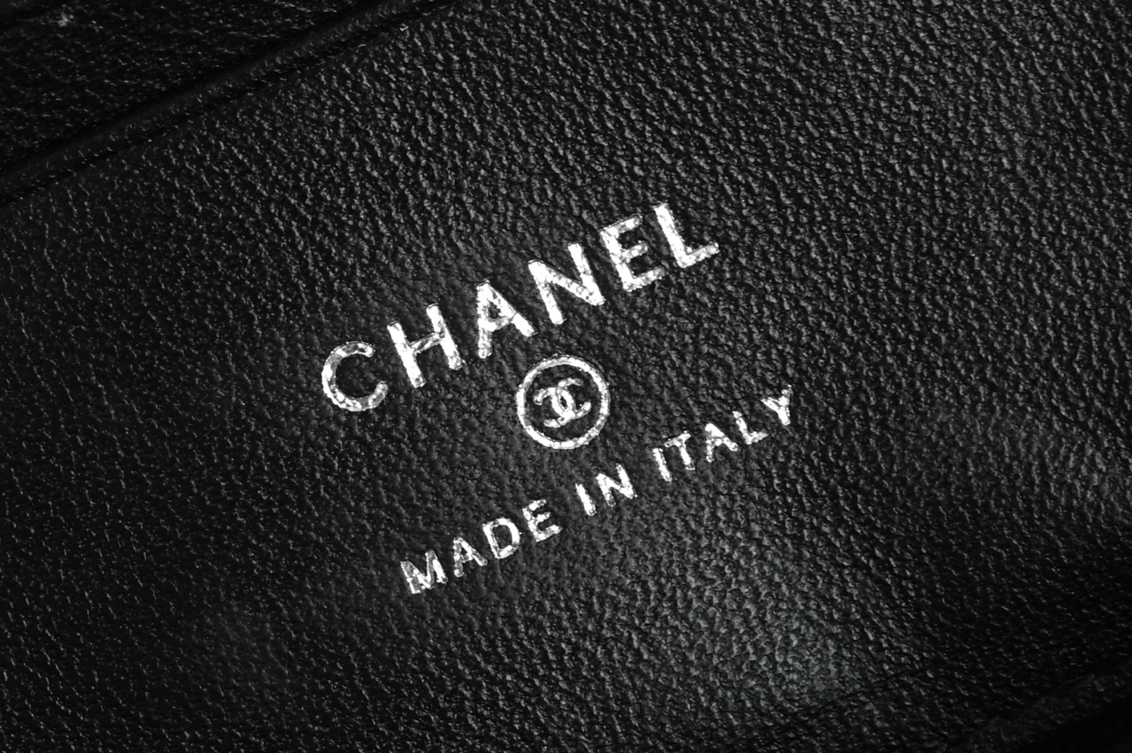 白金版▪️正品级 包装如图全新到货🆕𝗖𝗵𝗮𝗻𝗲𝟭 𝟮𝟱𝐁星星浮雕扣𝖫𝖯盒子 黑色专柜售价𝟤𝟨𝟥𝟢𝟢𝗋𝗆𝖻