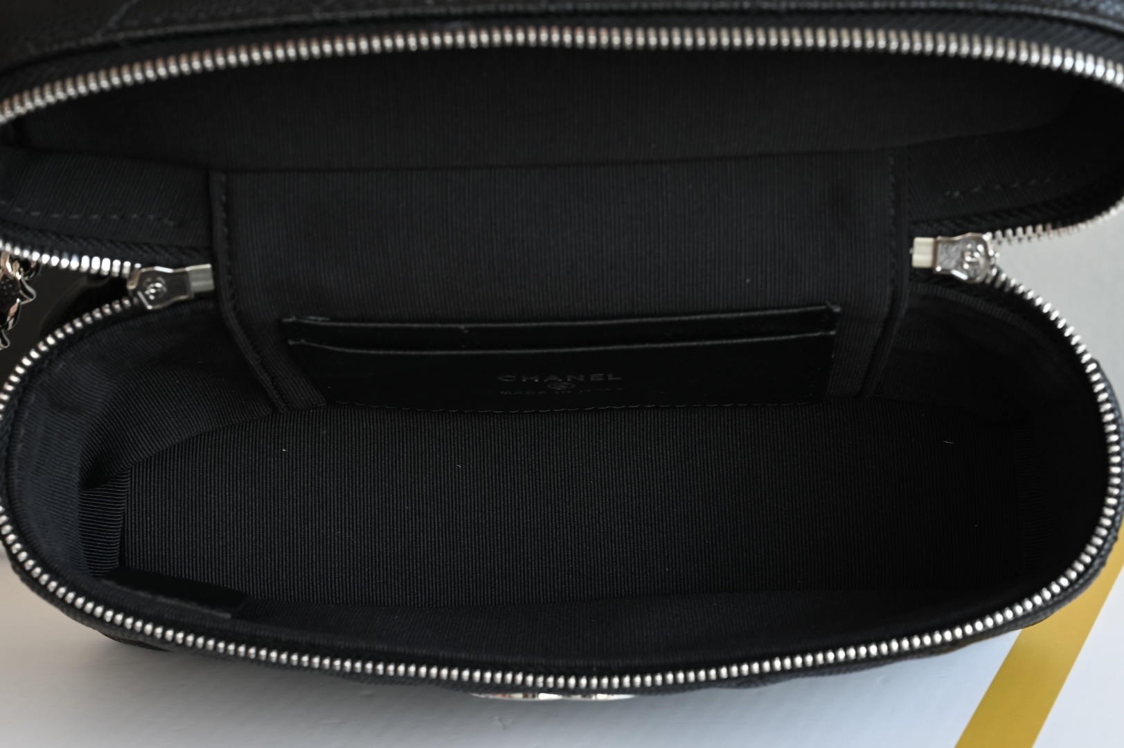 白金版▪️正品级 包装如图全新到货🆕𝗖𝗵𝗮𝗻𝗲𝟭 𝟮𝟱𝐁星星浮雕扣𝖫𝖯盒子 黑色专柜售价𝟤𝟨𝟥𝟢𝟢𝗋𝗆𝖻