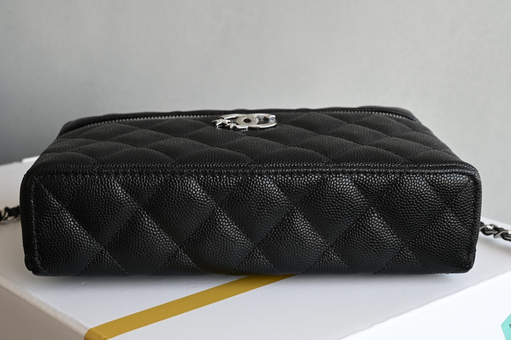 白金版▪️正品级 包装如图全新到货🆕𝗖𝗵𝗮𝗻𝗲𝟭 𝟮𝟱𝐁星星浮雕扣𝖫𝖯盒子 黑色专柜售价𝟤𝟨𝟥𝟢𝟢𝗋𝗆𝖻