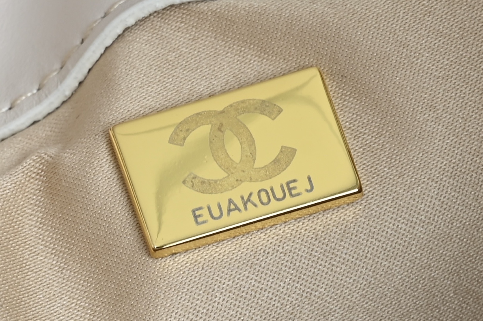 白金版▪️正品级 包装如图全新到货🆕𝗖𝗵𝗮𝗻𝗲𝟭 𝟮𝟱𝗕𝗮𝗴嬉皮𝗁𝗈𝖻𝗈小号 白色毛呢专柜售价𝟦𝟥𝟢𝟢𝟢